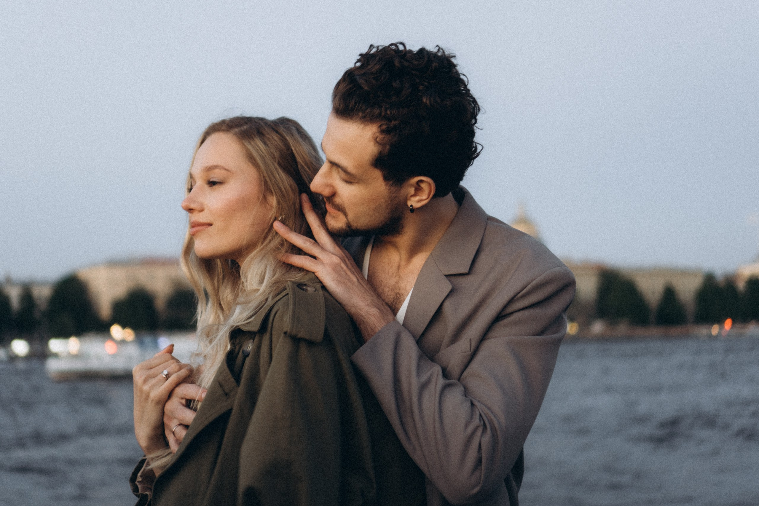 СВАДЕБНАЯ СЬЕМКА ПАРЫ НА РАССВЕТЕ В БЕЛЫЕ НОЧИ И ПРОГУЛКА С РАЗВОДНЫМИ МОСТАМИ И ПИКНИК ВОЗЛЕ ИСАКИЕВСКОГО СОБОРА. Профессиональный фотограф, Санкт-Петербург — Виктория Богомолова