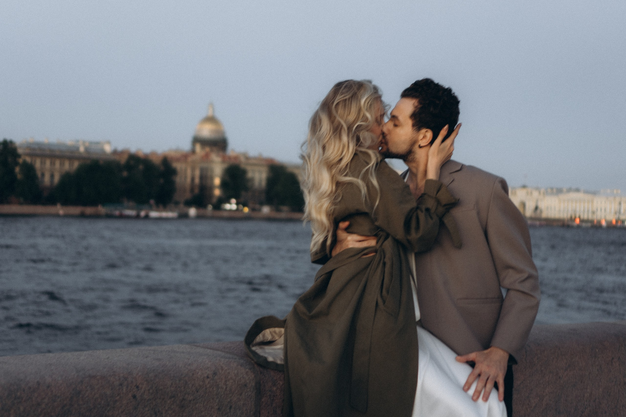 СВАДЕБНАЯ СЬЕМКА ПАРЫ НА РАССВЕТЕ В БЕЛЫЕ НОЧИ И ПРОГУЛКА С РАЗВОДНЫМИ МОСТАМИ И ПИКНИК ВОЗЛЕ ИСАКИЕВСКОГО СОБОРА. Профессиональный фотограф, Санкт-Петербург — Виктория Богомолова