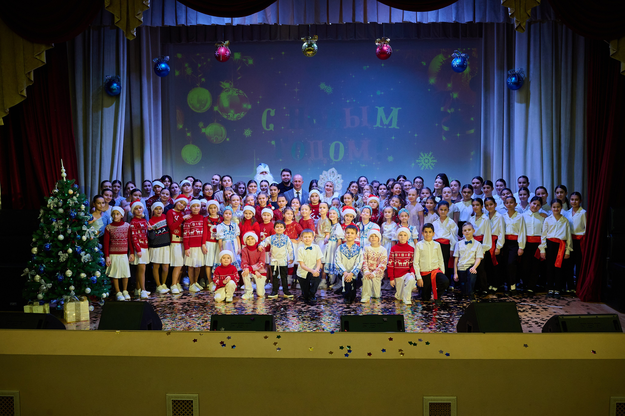 Концерт НГ В ДК. Жизнь курорта Кабардинка в фотографиях