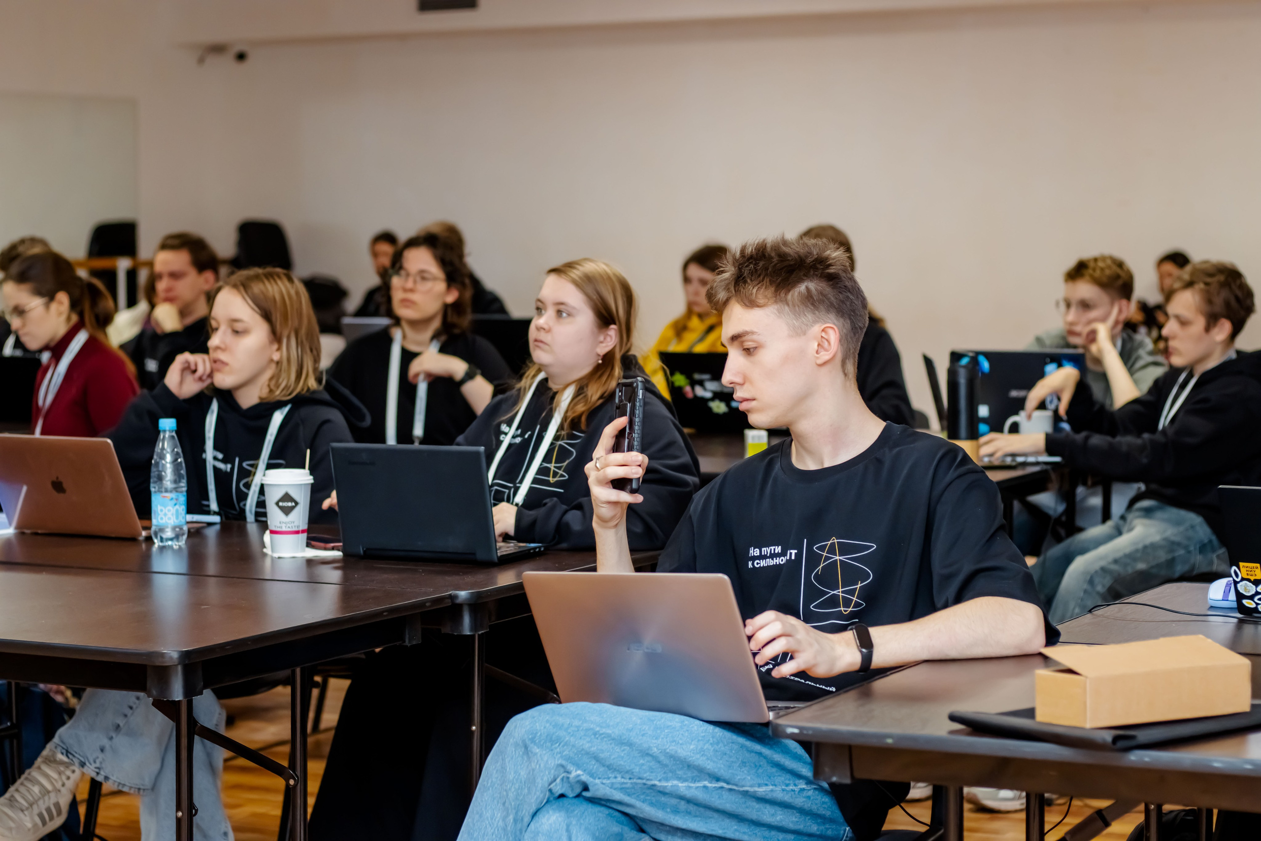 Центральный университет Т-Банка. Репортажный фотограф в Москве Катя Луговая, портретный фотограф и «street» фотограф, фотосессии «под ключ»