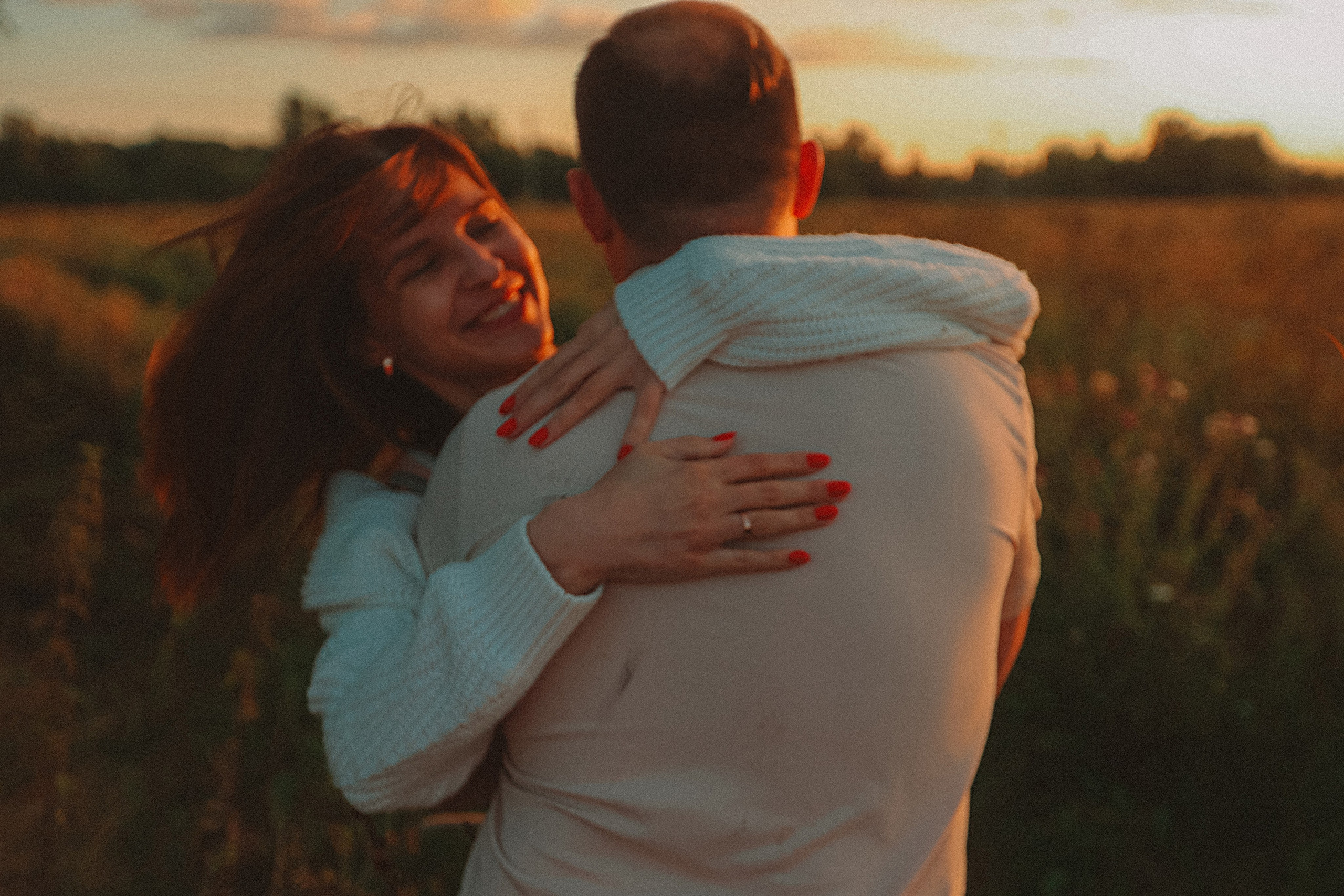 Поле love story на закате. Семейный фотограф Тюмень, фотограф на роды Салмина Мария