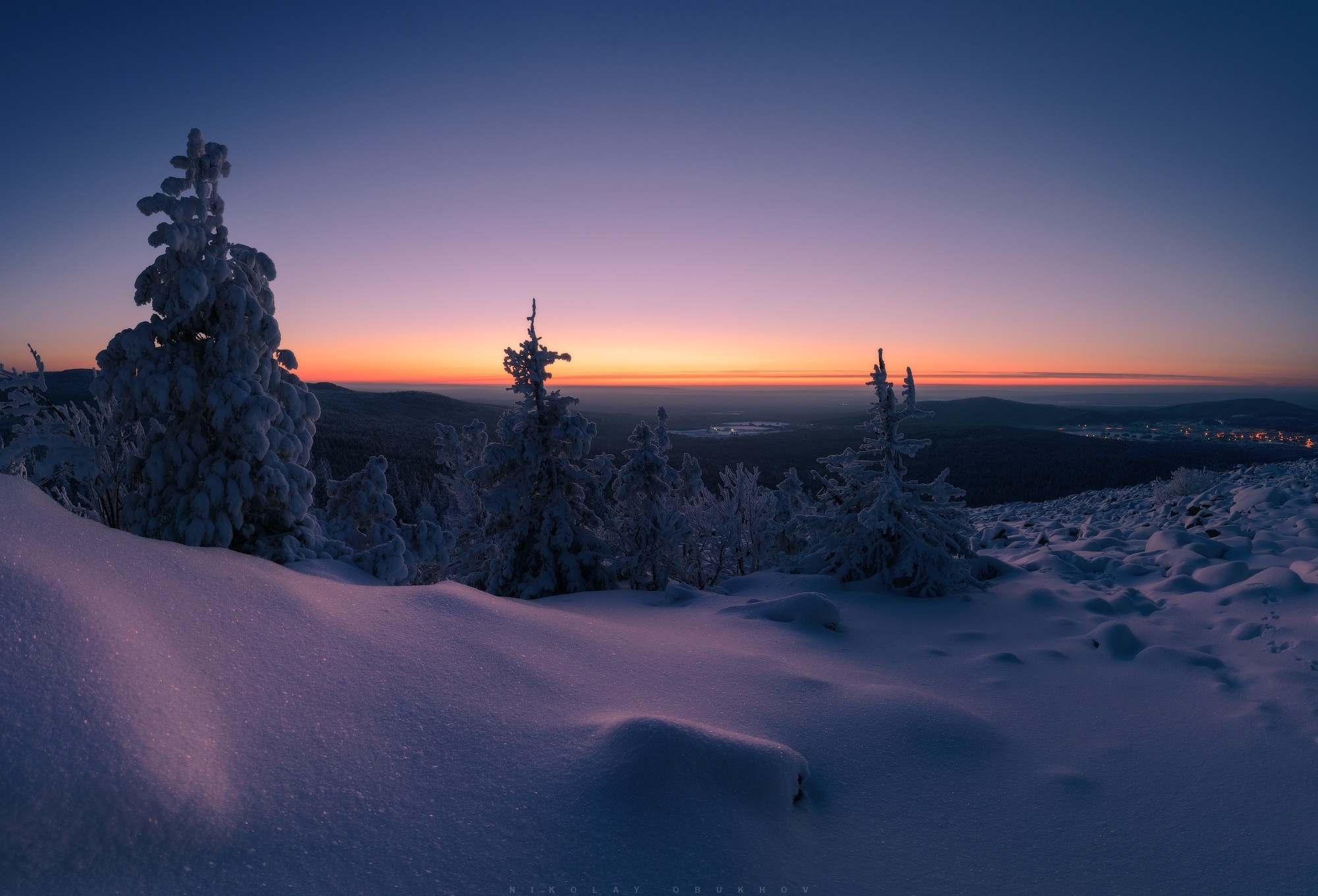 На границе зимнего леса и поля лежит безмятежный белый простор Урала.