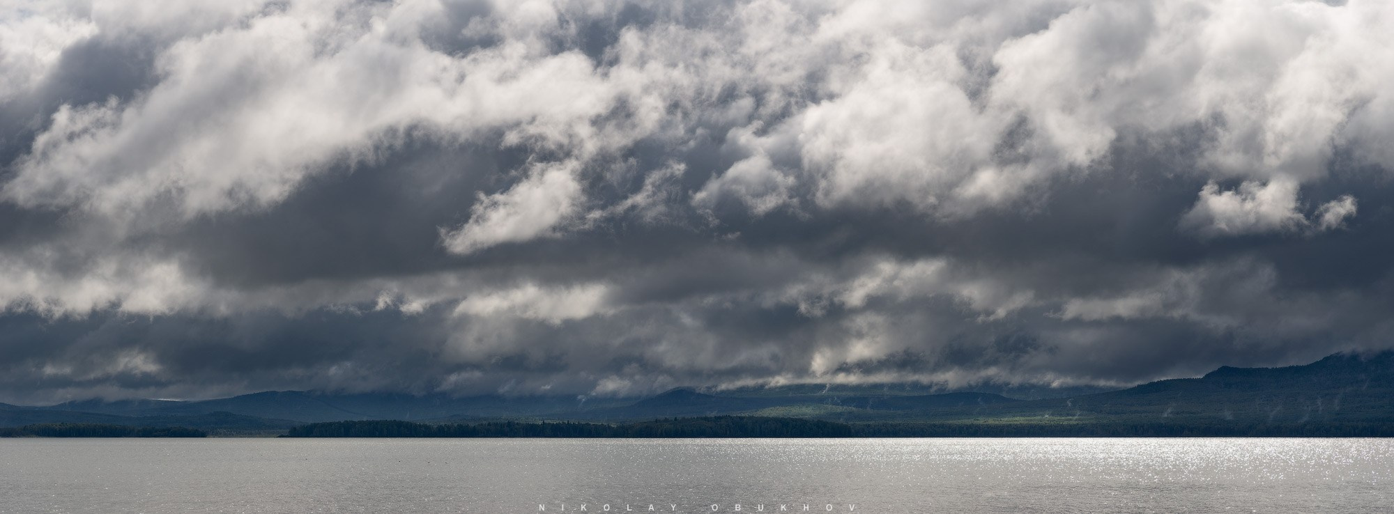 Панорама Черноисточинского пруда и Веселые горы в облаках.