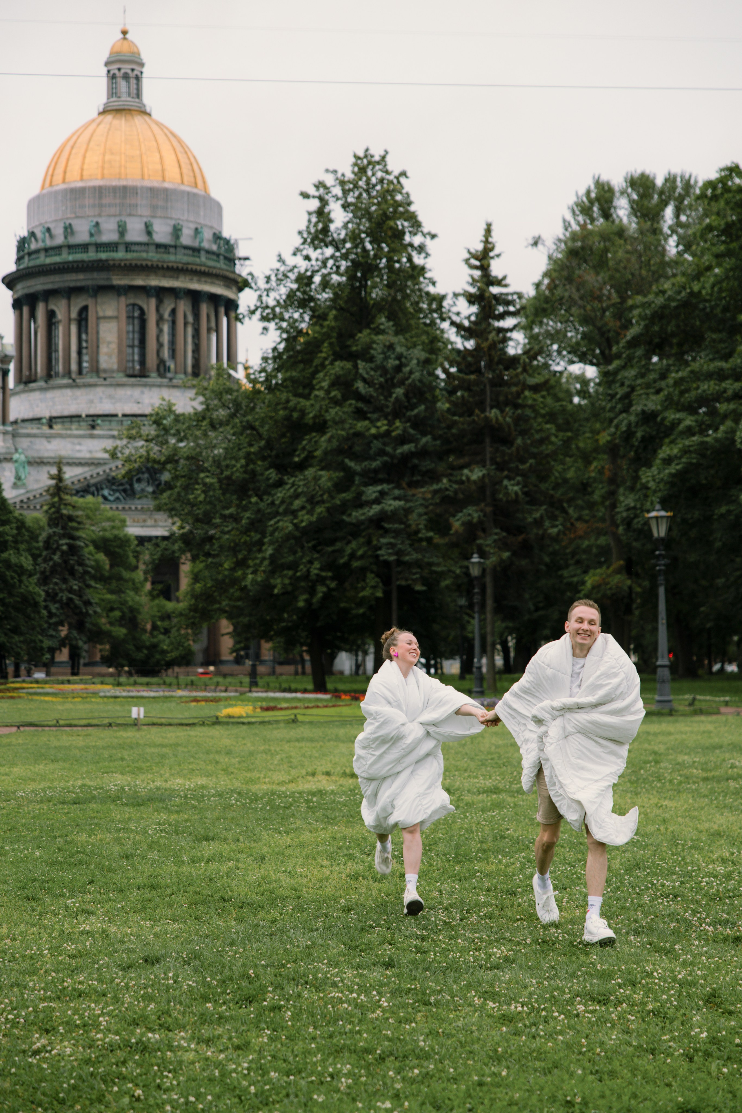Лавстори прогулка в одеялах по ночному городу летом в Санкт-Петербурге. Фотограф в Санкт-Петербурге Вагнер Юлия