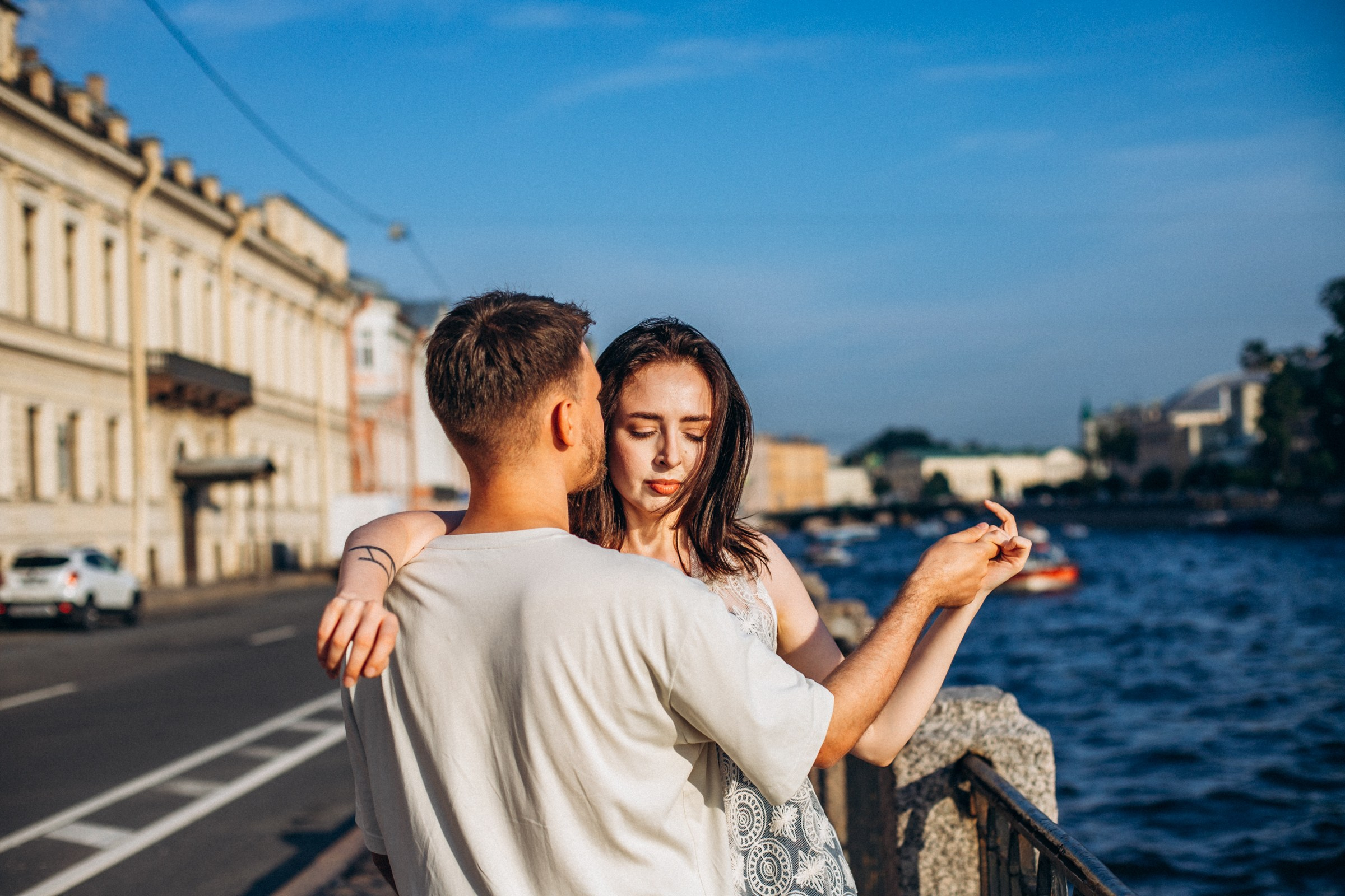 Валерия с супругом в июле. Фотопрогулка в Петербурге. Индивидуальный и семейный фотограф в Санкт-Петербурге