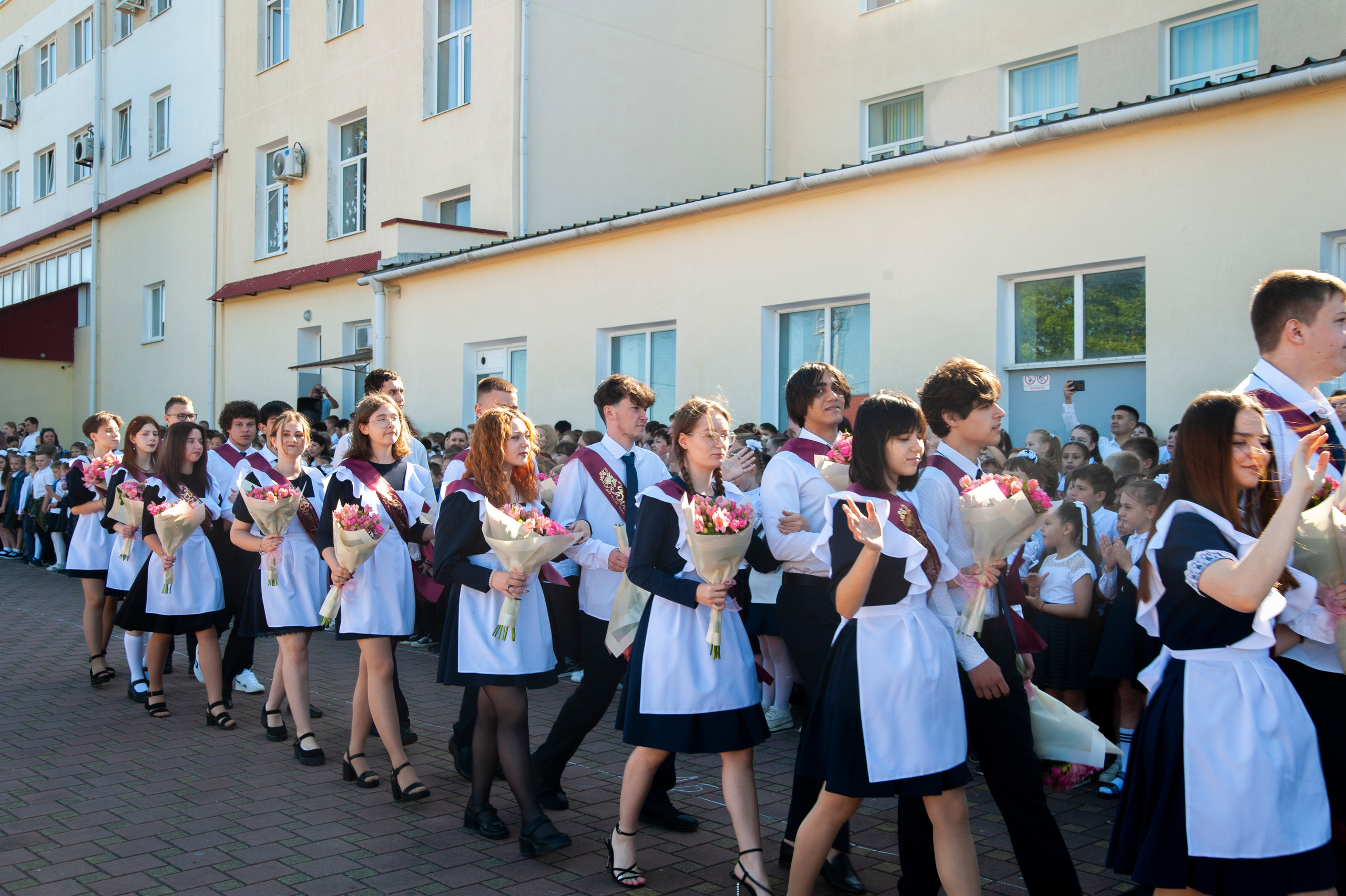 Последний Звонок МАОУ СОШ № 17 им. Эдуарда Есаяна — Архипо-Осиповка. Свадебный и семейный фотограф Денис Лукьянов в Краснодаре, Краснодарском крае и Республике Крым