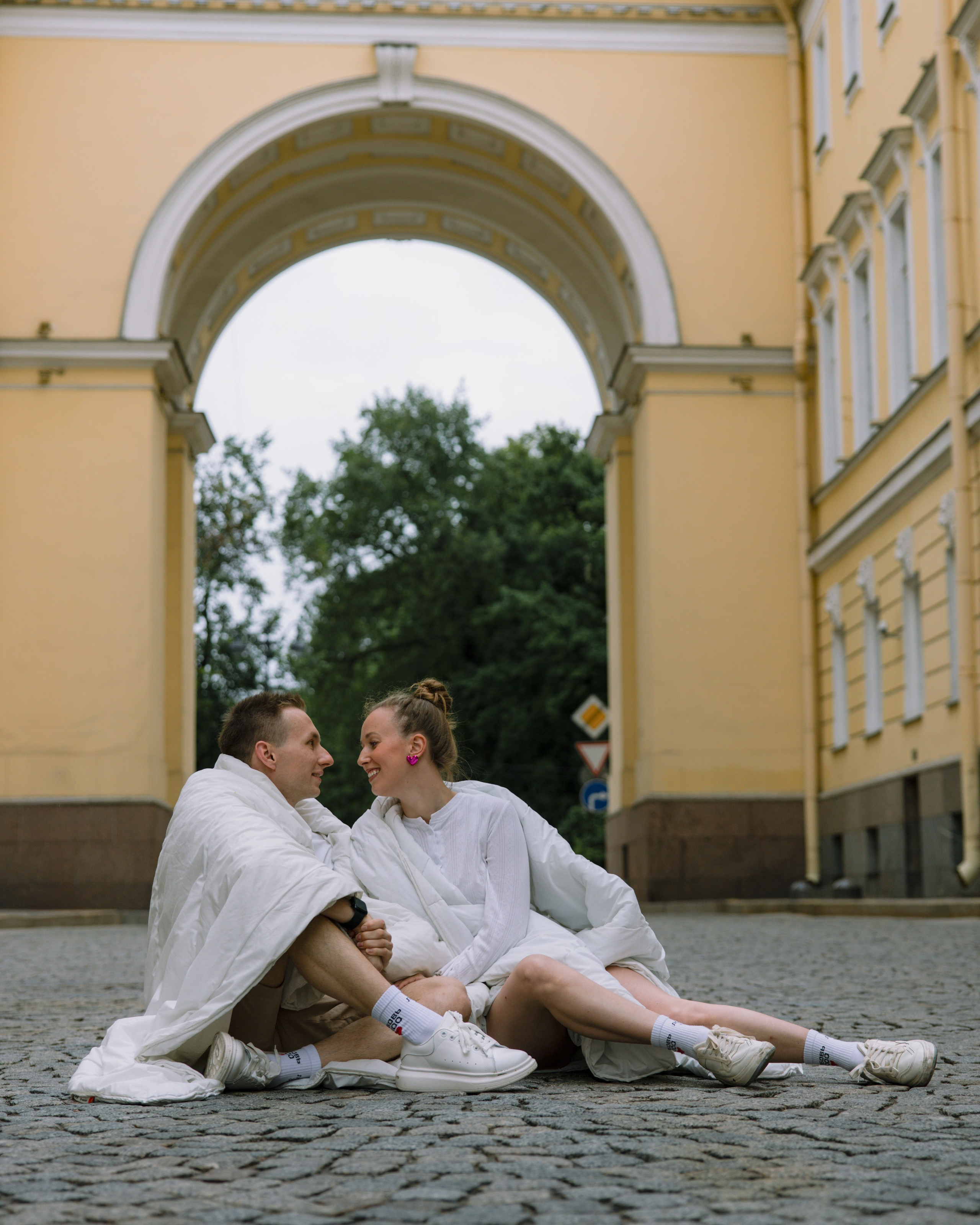 Лавстори прогулка в одеялах по ночному городу летом в Санкт-Петербурге. Фотограф в Санкт-Петербурге Вагнер Юлия