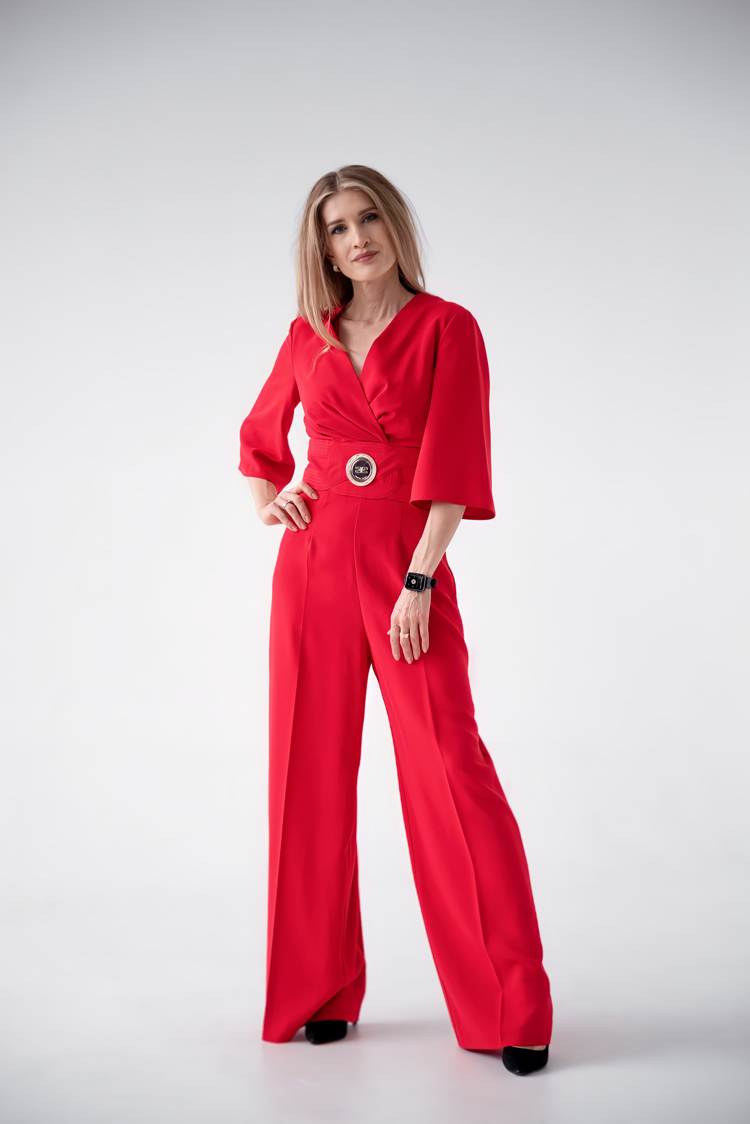 Ростовой портрет девушки в красном на белом фоне