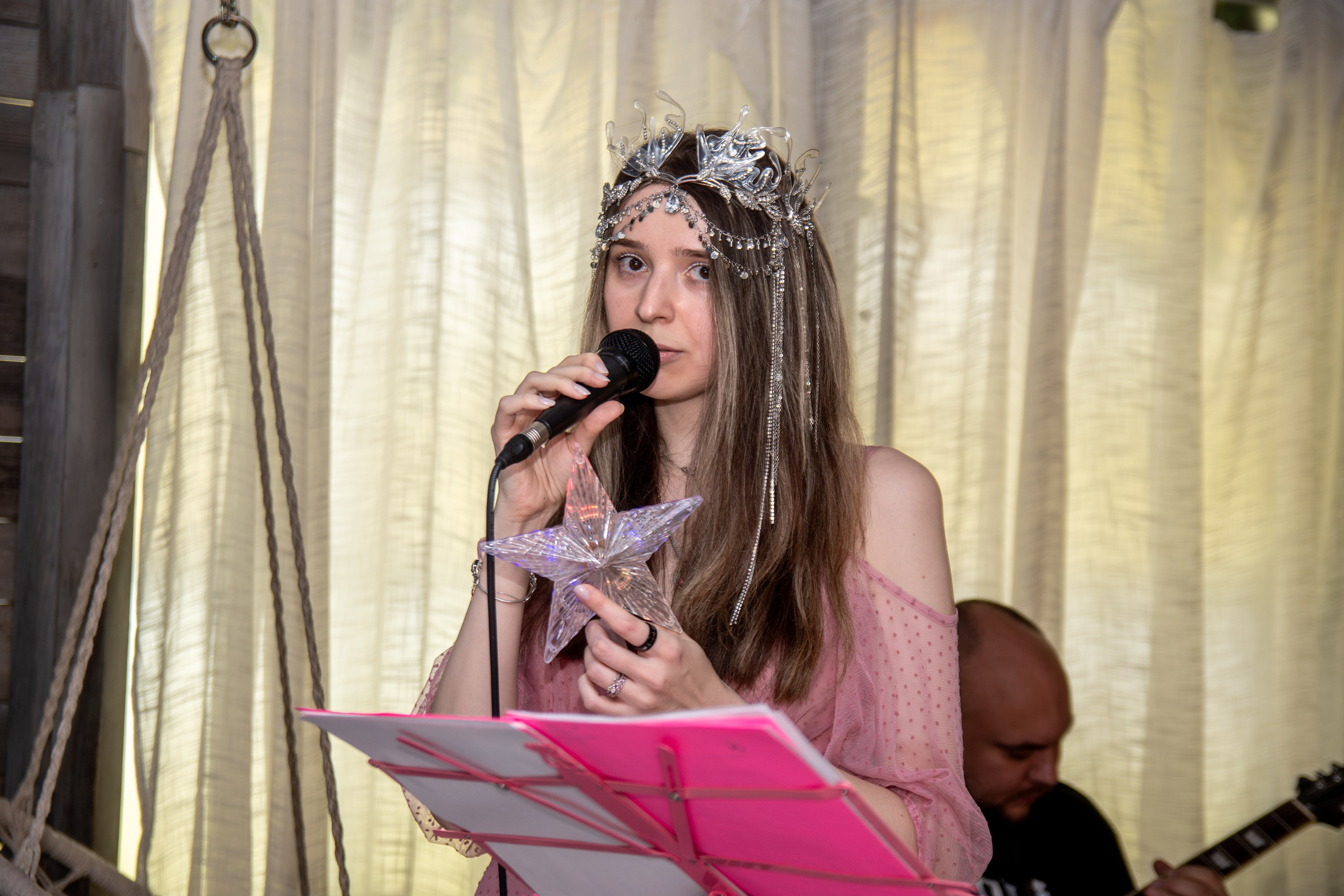 Музыкально-поэтический перфоманс на некорпоративе «Мы больше этой суеты». Репортажный фотограф в Москве Legiodot