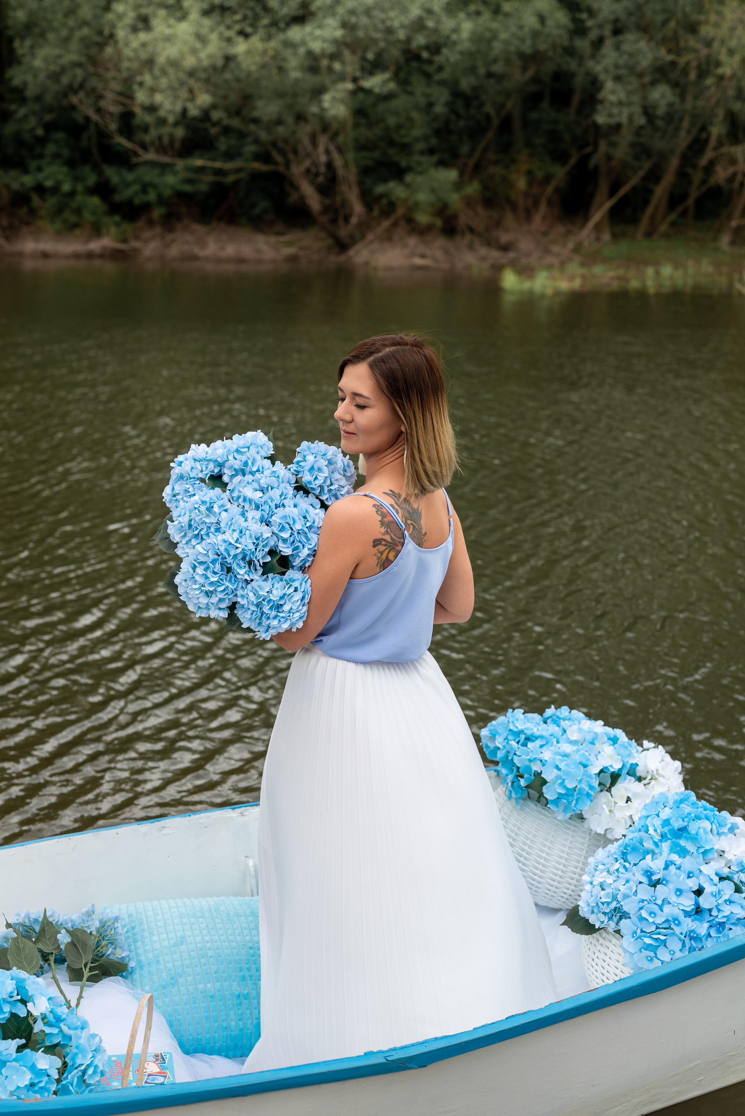Фотопроект на лодке с голубыми гортензиями. Фотограф в городе Салават
