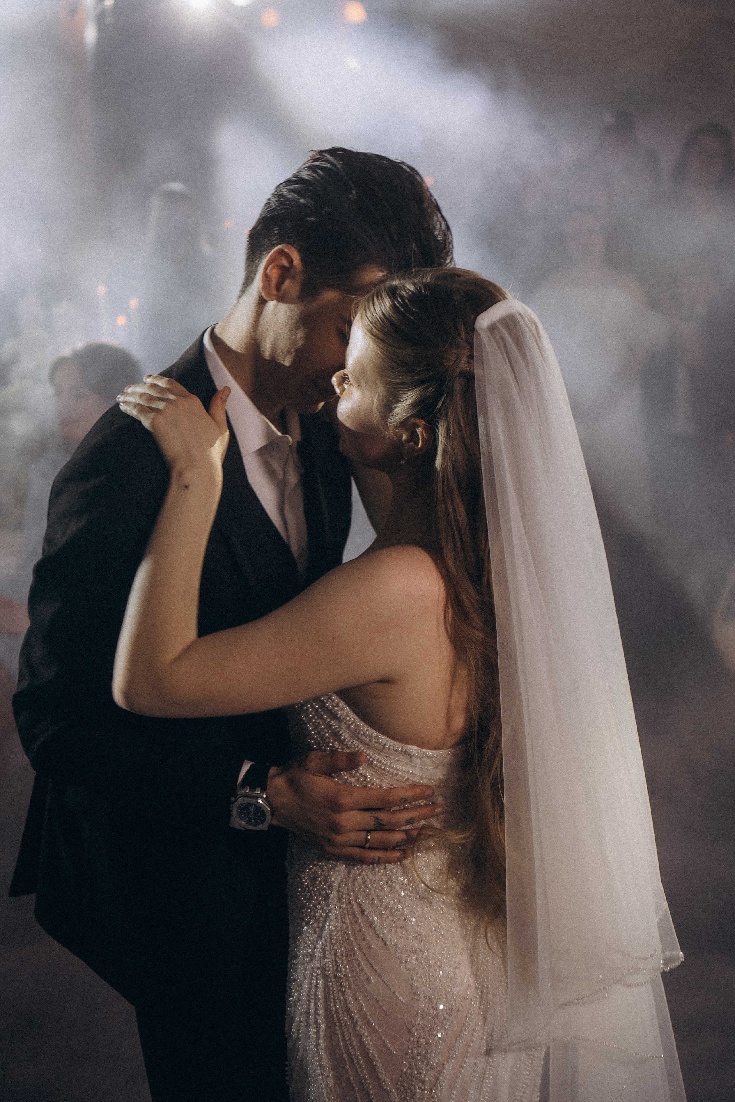 ПЕРВЫЙ ТАНЕЦ МОЛОДЫХ НА БАНКЕТЕ. ТРОГАТЕЛЬНЫЙ МОМЕНТ (СНЯТО В СИБИРЕ В НИЖНЕВАРТОВСКЕ). Профессиональный фотограф, Санкт-Петербург — Виктория Богомолова