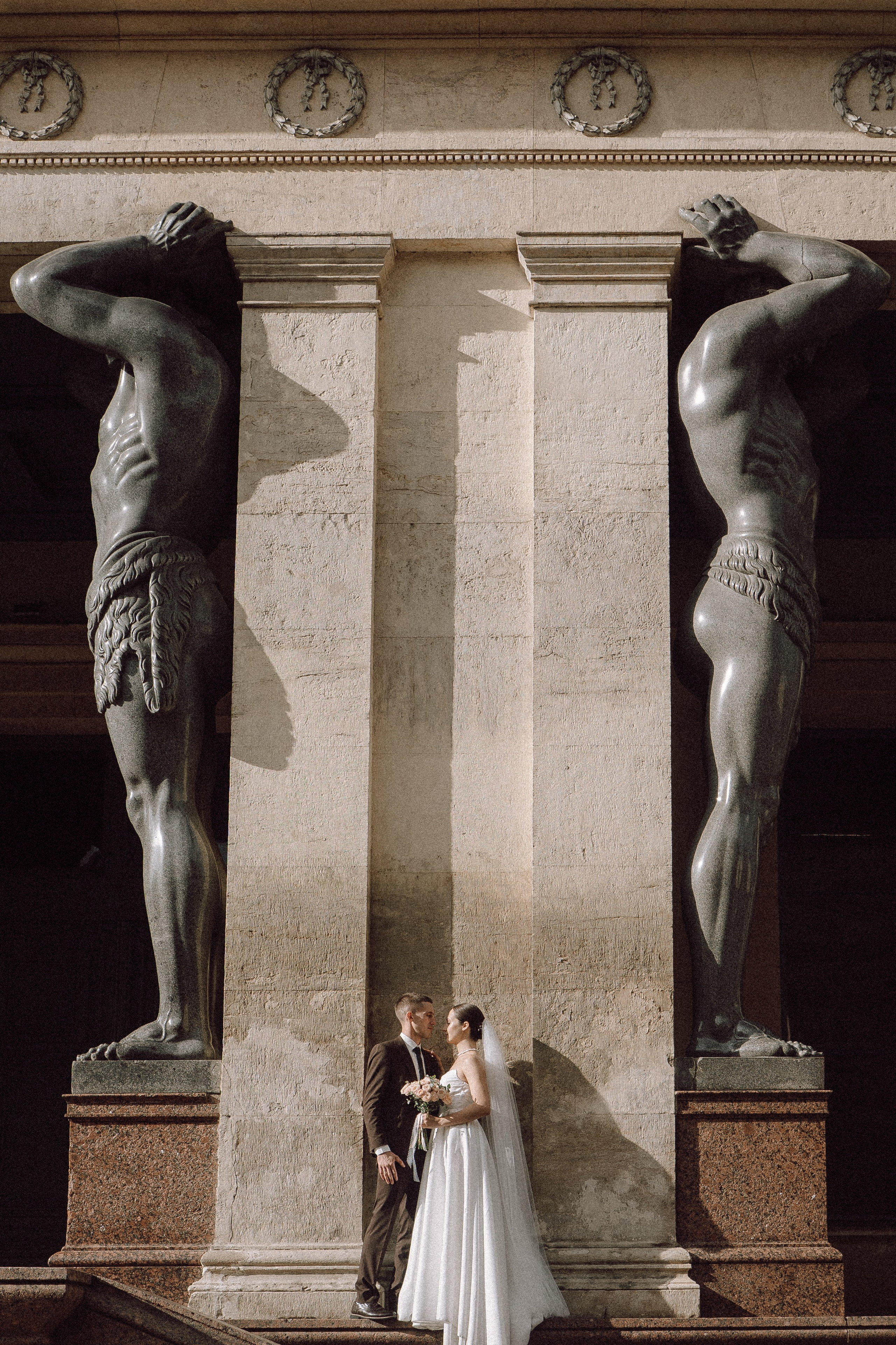 СВАДЕБНАЯ ПРОГУЛКА В САНТК-ПЕТЕРБУРГЕ (ИСАКИЕВСКИЙ СОБОР, ЗИМНЯЯ КАНАВКА, ЭРМИТАЖ И БОЛЬШАЯ МОРСКАЯ УЛИЦА). Профессиональный фотограф, Санкт-Петербург — Виктория Богомолова