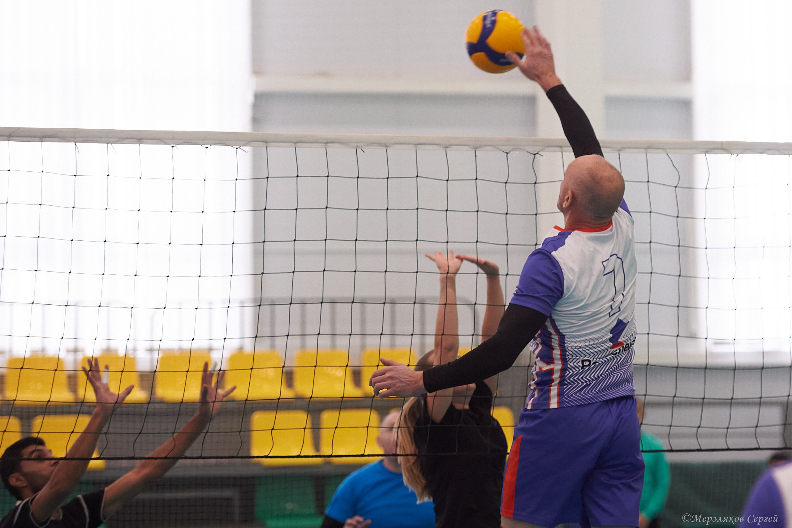 Новогодний волейбольный турнир. Ижевск. 16.12.23. Спортивный репортажный фотограф в Ижевске Сергей Мерзляков