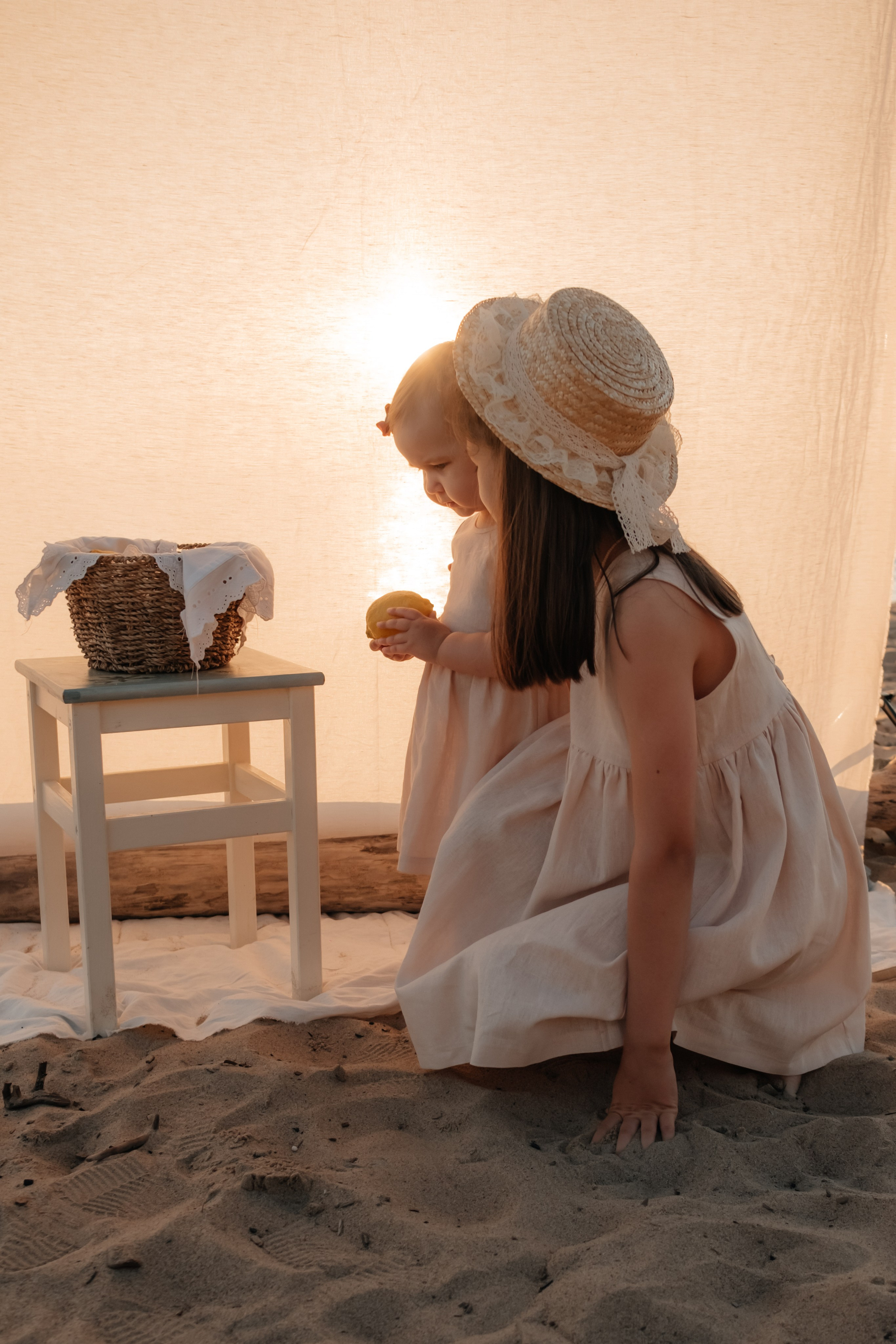 Катя с дочками на берегу. Фотограф в Новосибирске Диана Ильиных