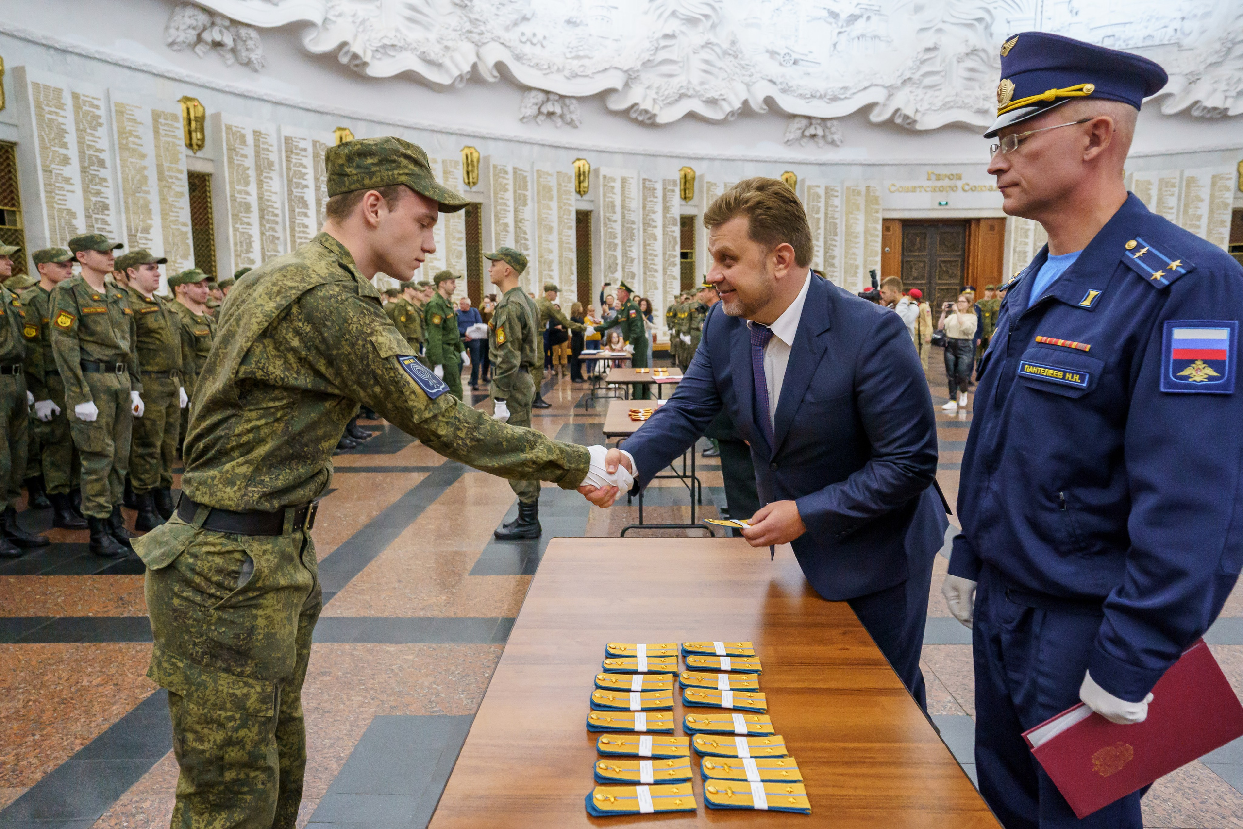 Фото присяги для кадетского выпускного альбома.