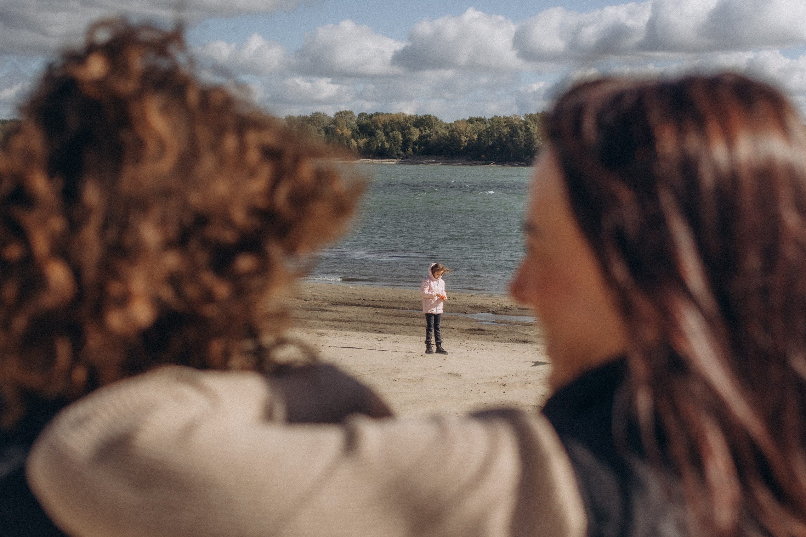 Аня с Ясей и Соней на Обском, осень. Семейный фотограф lifestyle в Новосибирске Елена Шпилевая