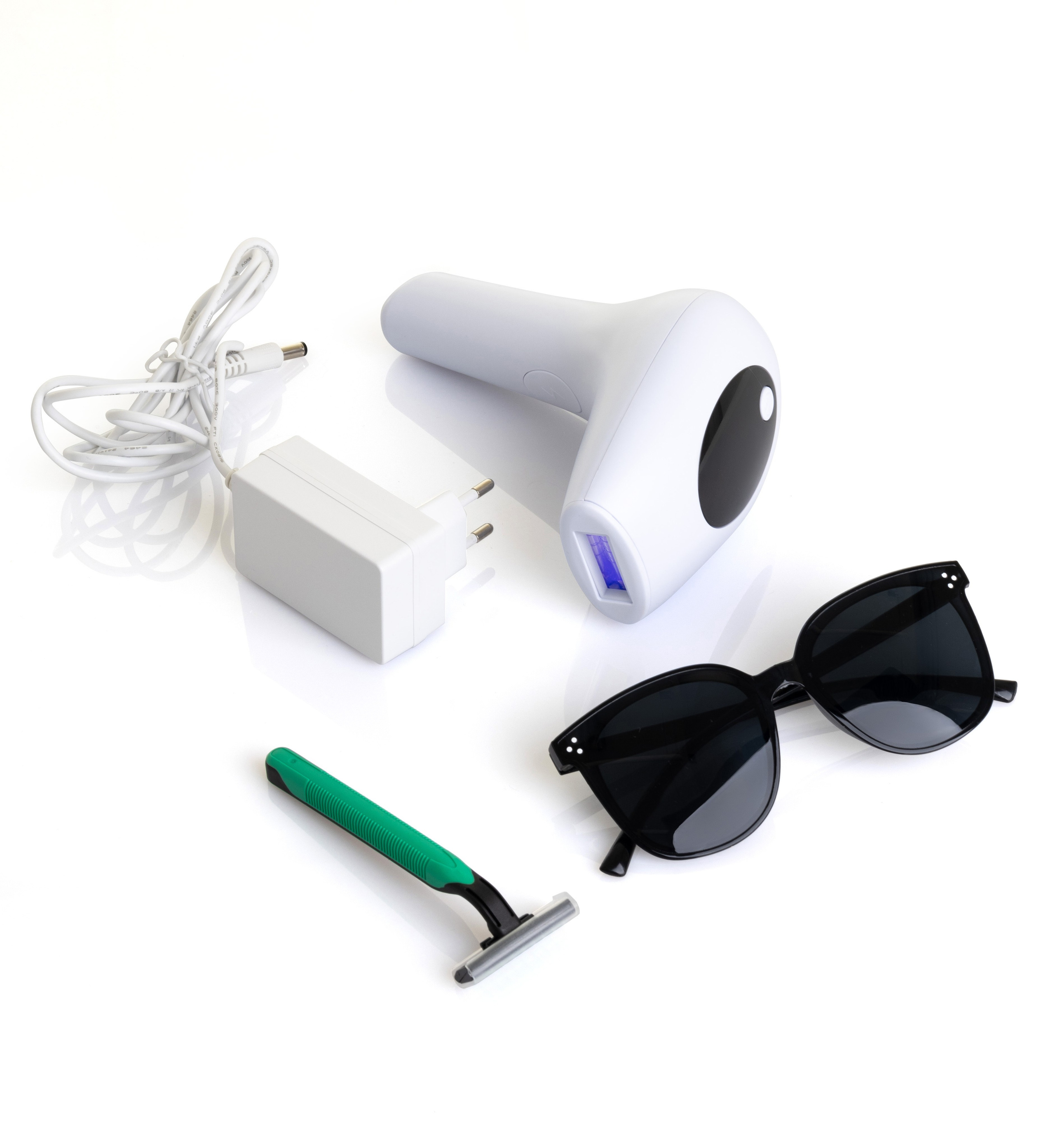 Полный набор аксессуаров эпилятора на белом фоне | Съемка для инструкции