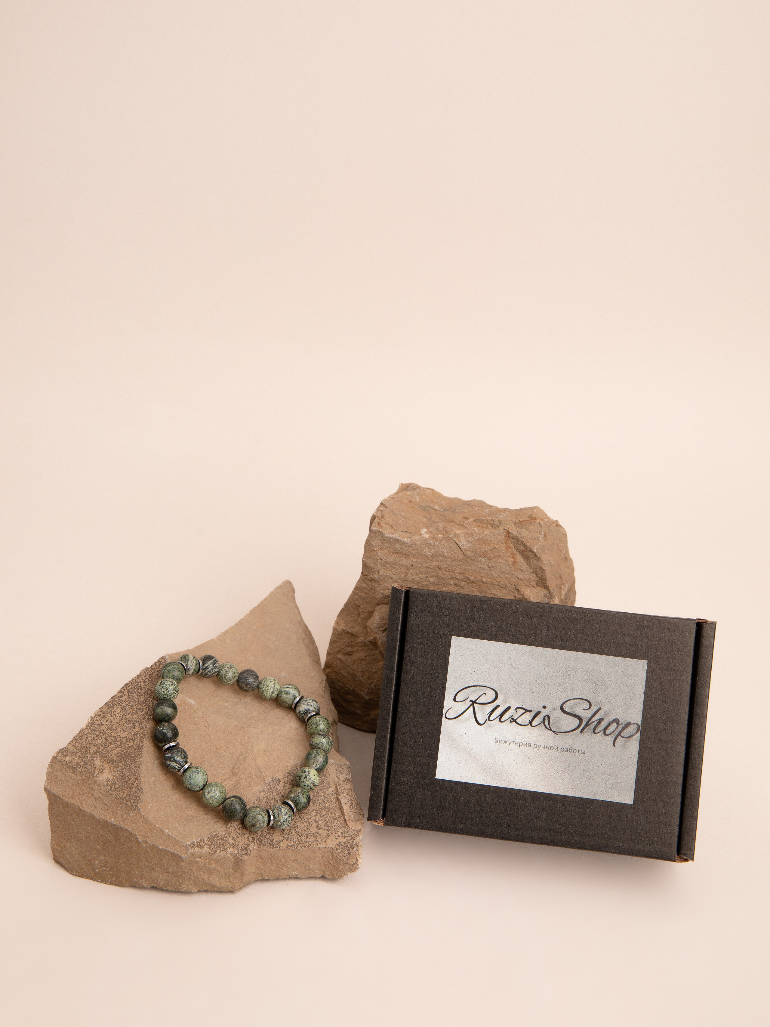 Браслеты ручной работы. Фотостудия предметной и модельной съёмки для маркетплейсов