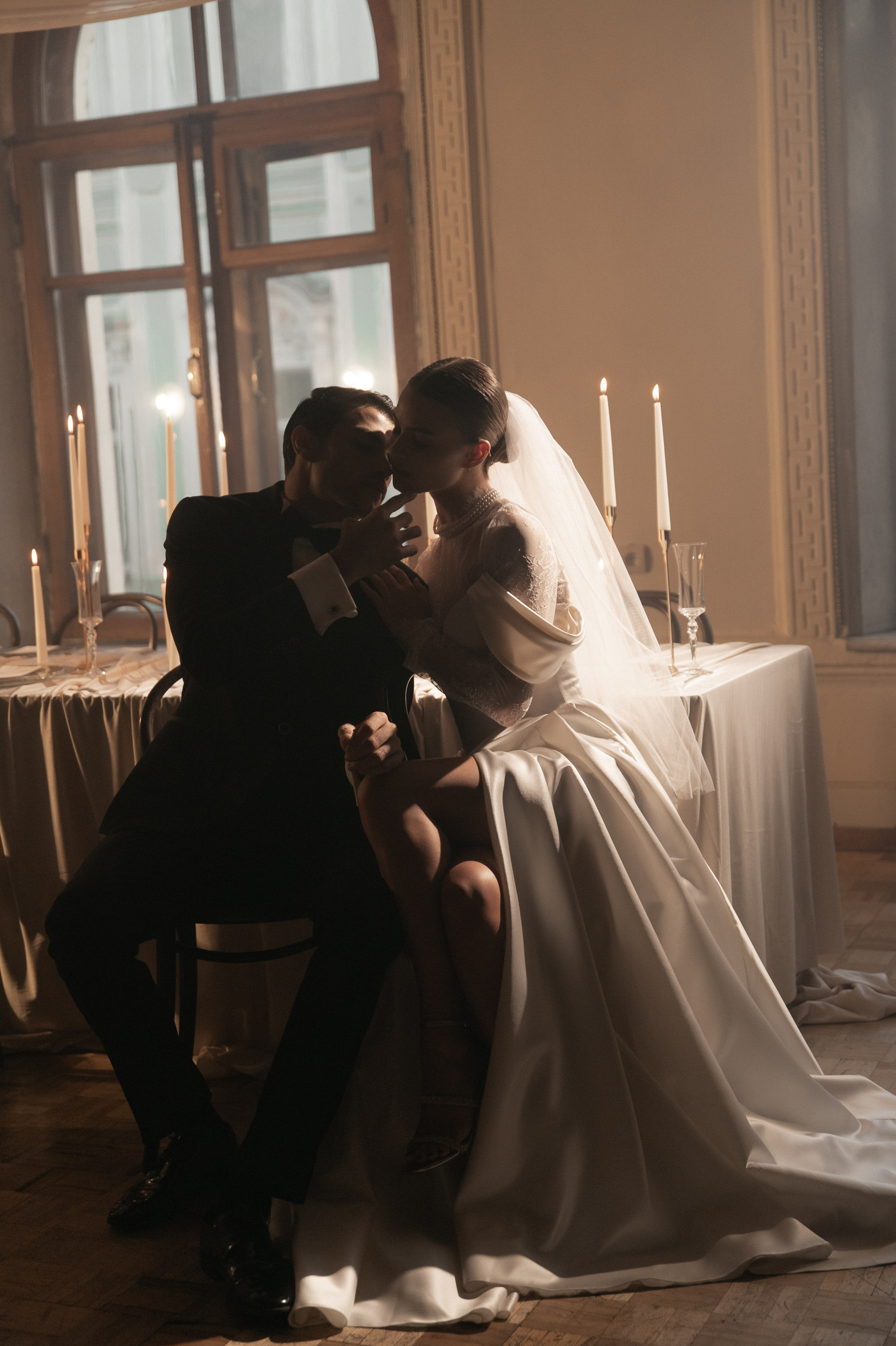 Камерный свадебный ужин при свечах в старинном особняке в фотостудии 21. Kult. Ярослава Ерина — свадебный фотограф в Москве