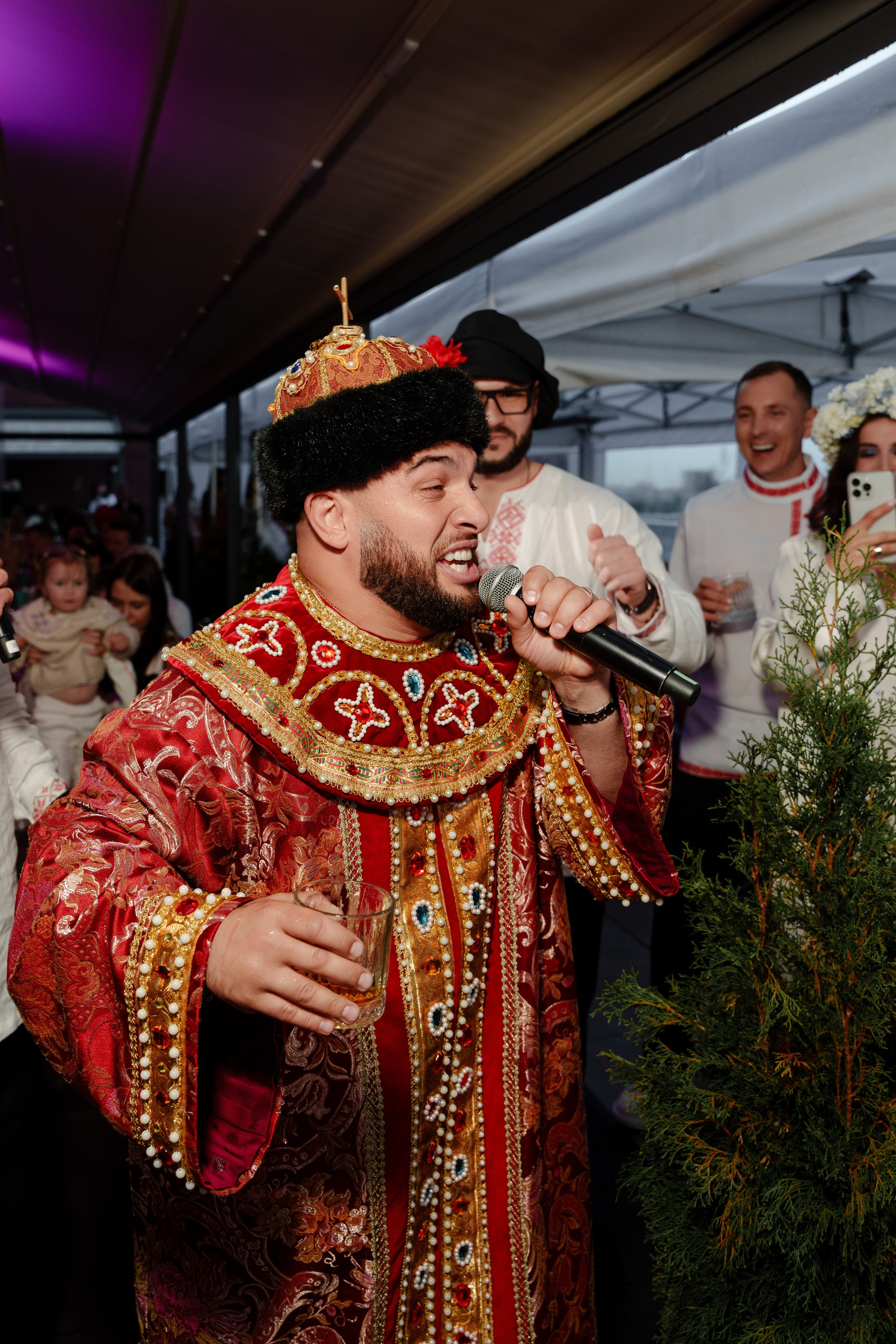 Репортажный фотограф на гендер пати в славянском стиле в Москве. Репортажный фотограф Москва Сергей Дружинин