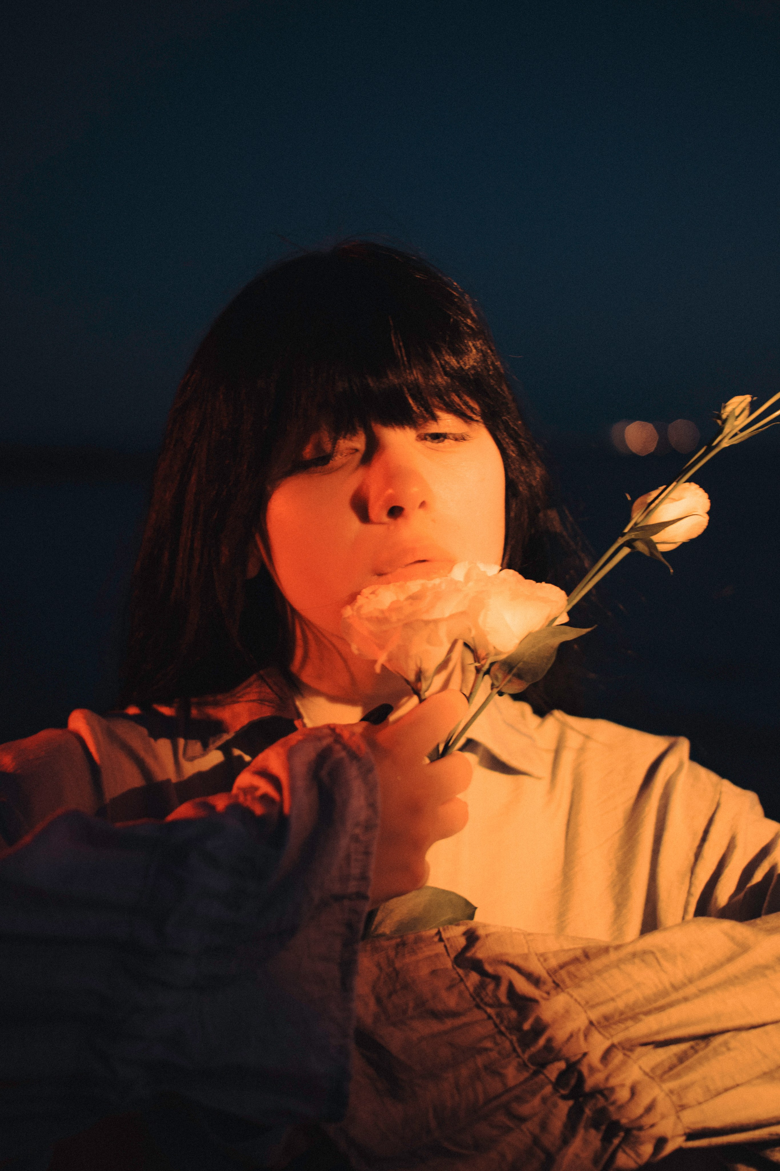 Фотосессия с цветным светом у моря