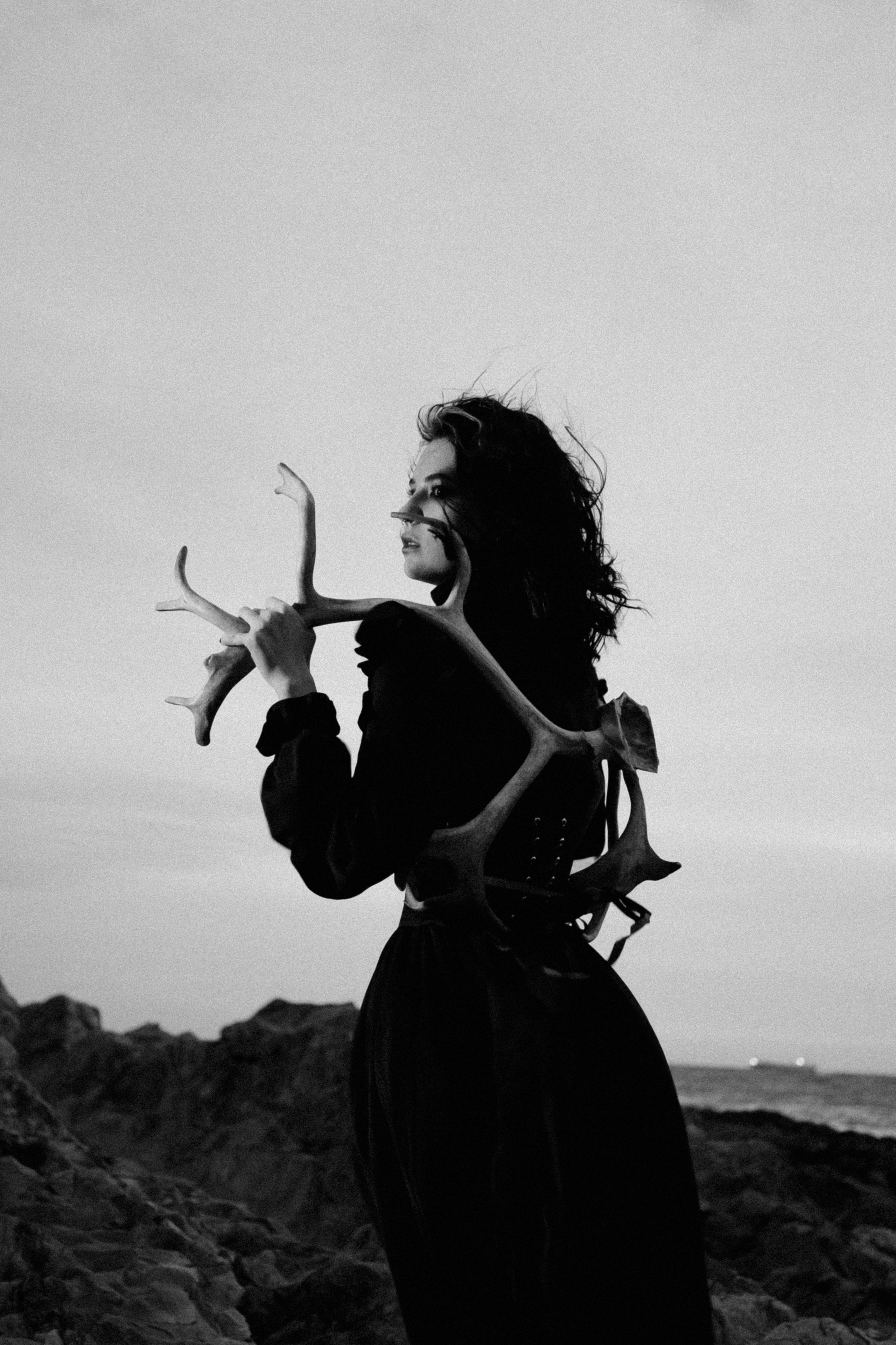 Съёмка у моря с оленьими рогами