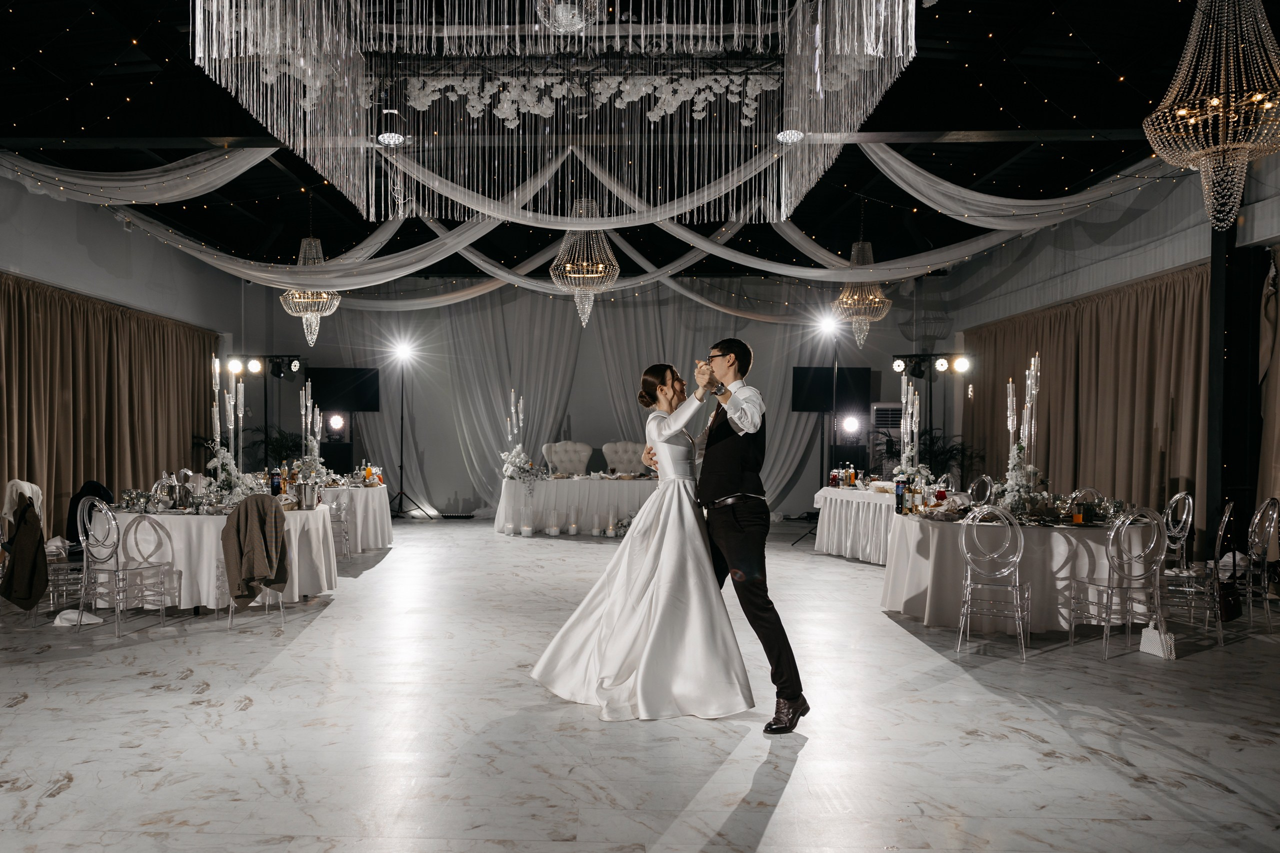 Свадебная фотосессия банкета. Свадебный и Семейный Фотограф в Гатчине и Санкт-Петербурге Виктория