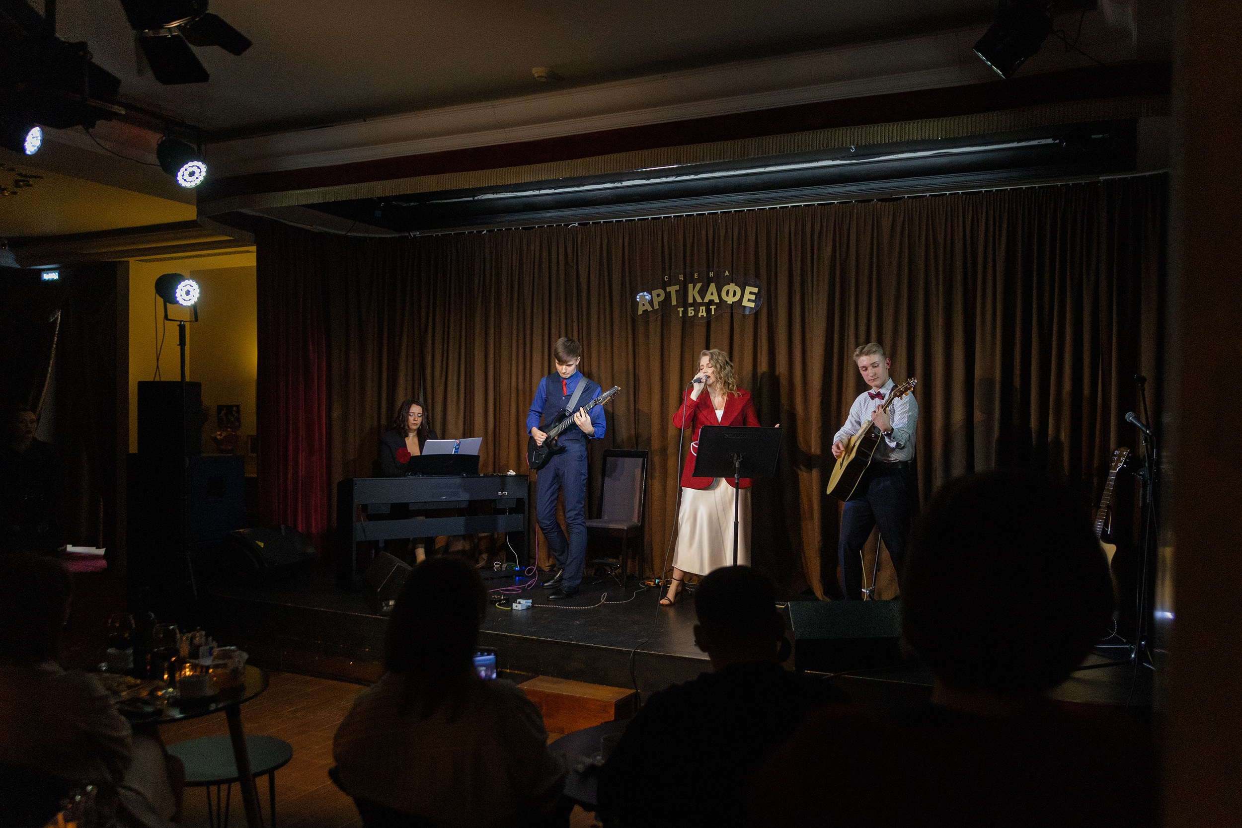 Выступление YOLO band в арт кафе. Фотограф Тюмень