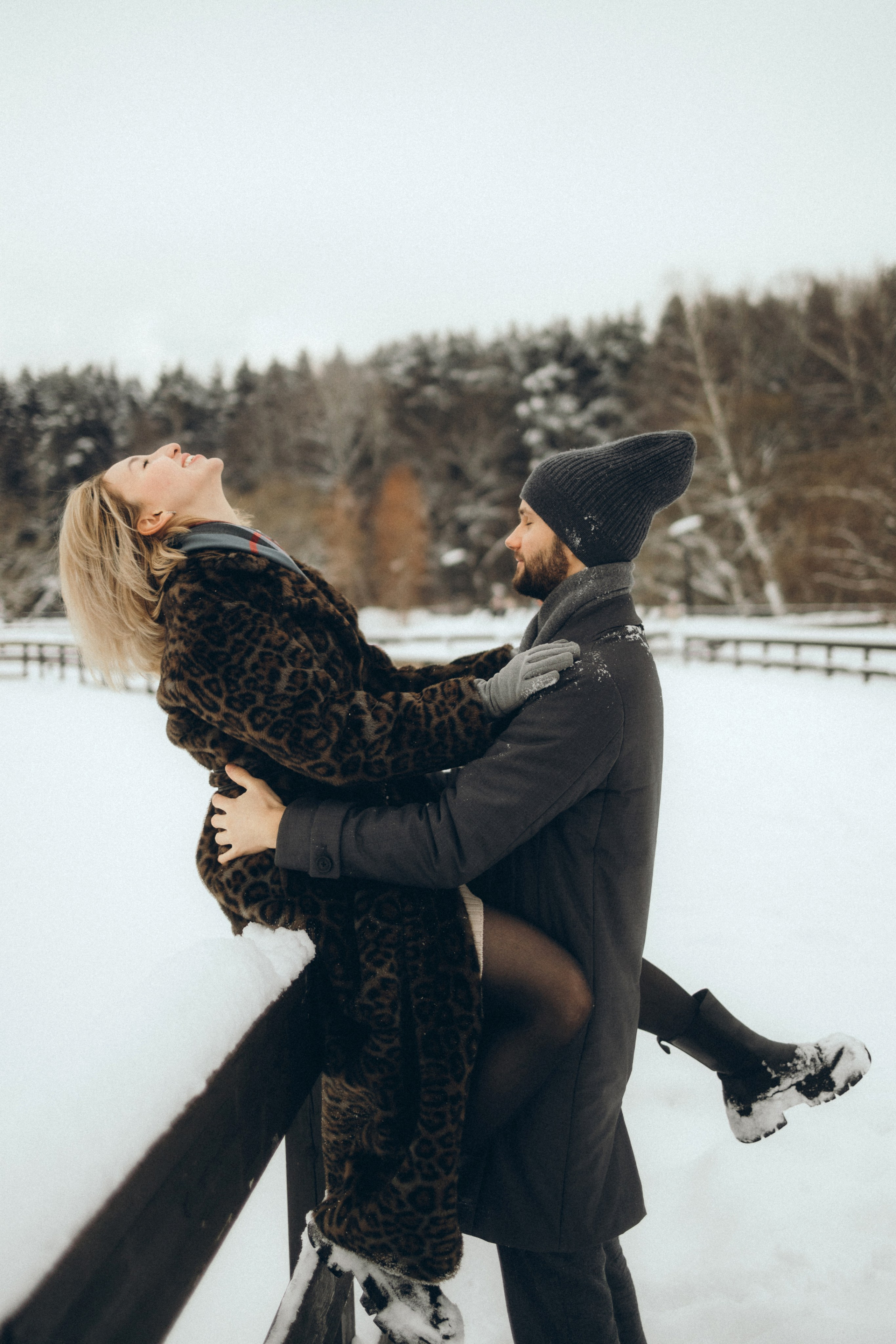 Дима и Камила в зимнем Мещерском лесу. Свадебный и портретный фотограф в Москве Кристина Золотова