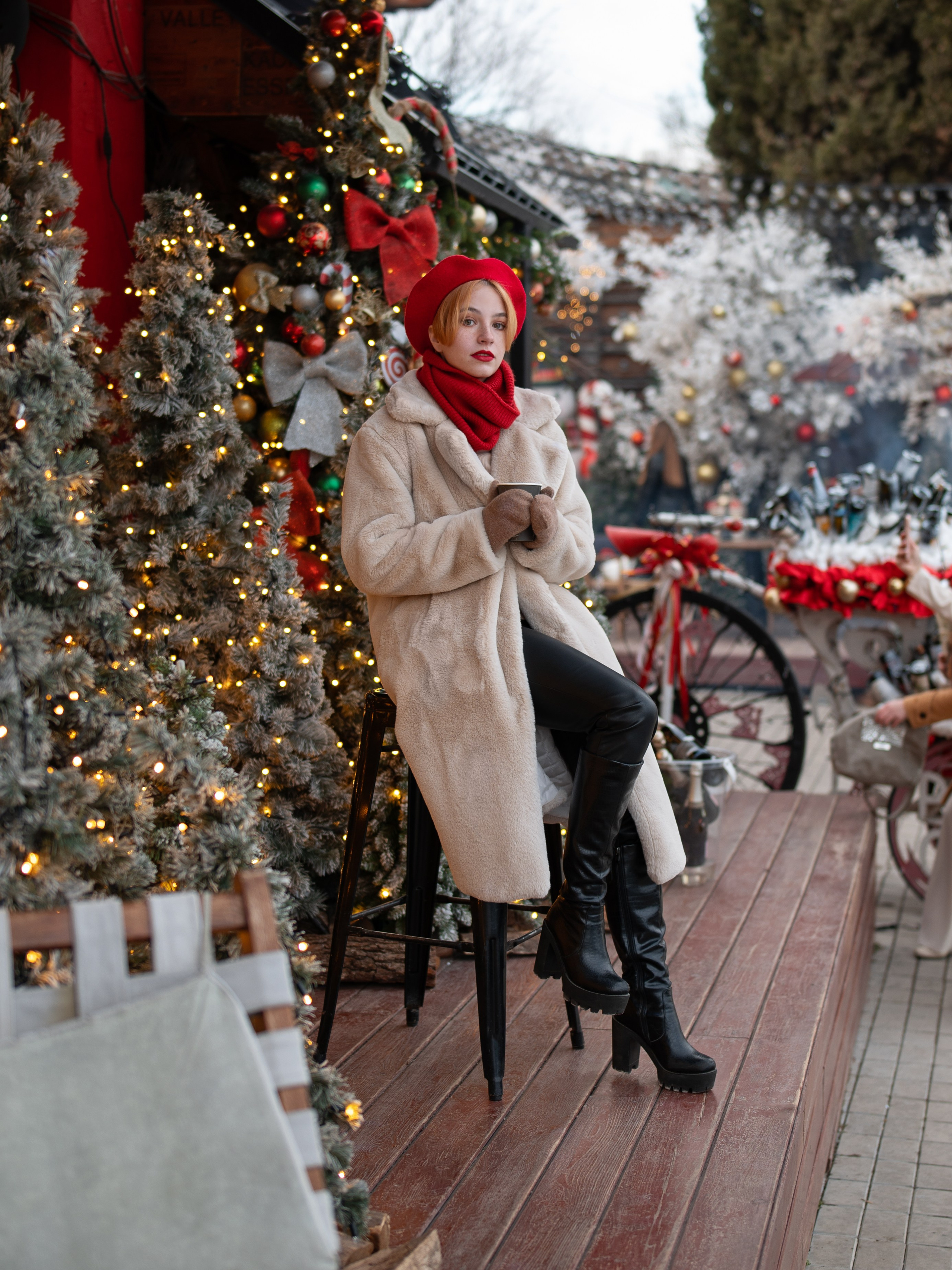 Фотосессия в праздничной атмосфере заведения "Вино и Сыр" в Крыму