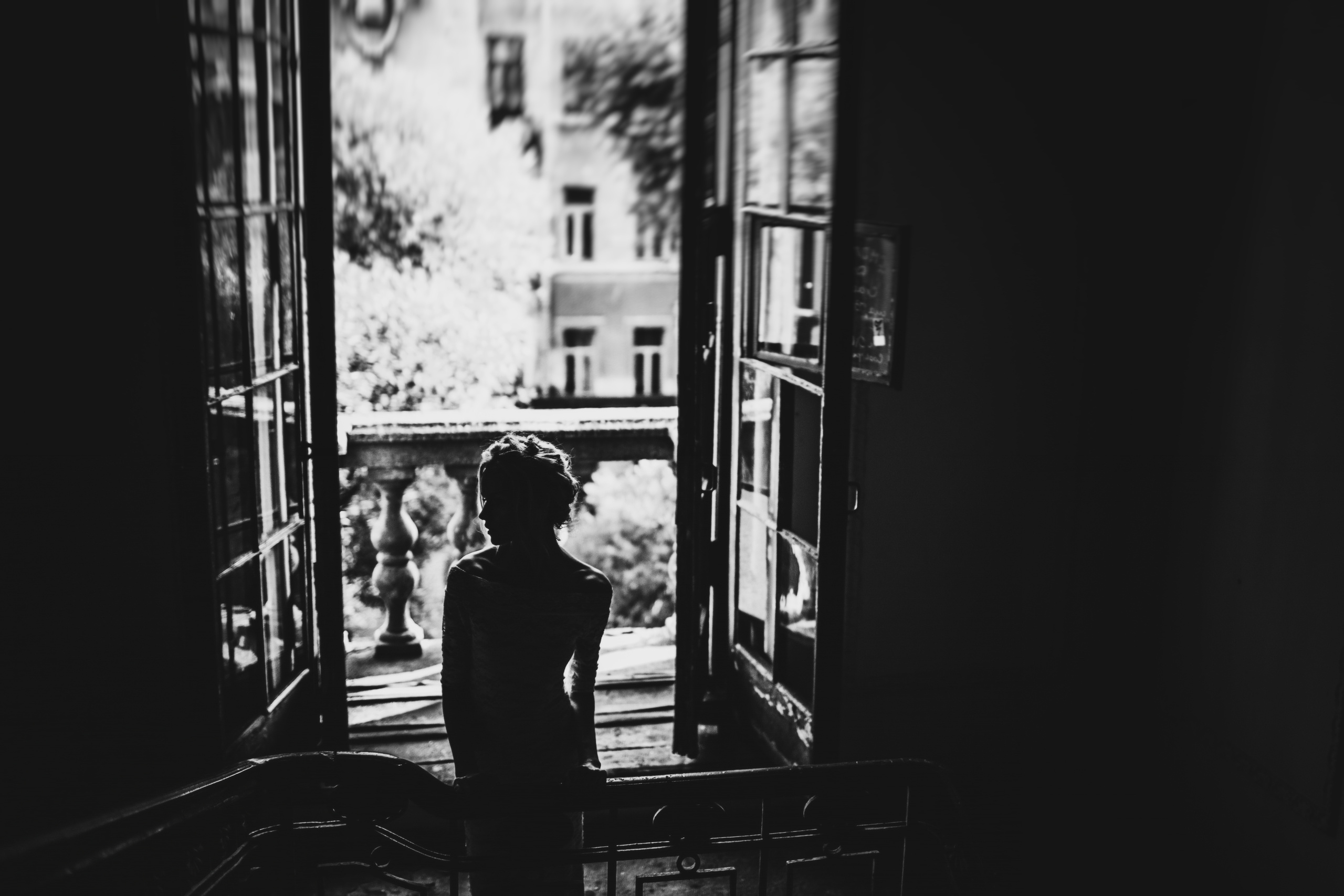 силуэт профиля девушки в открытом окне с балясинами