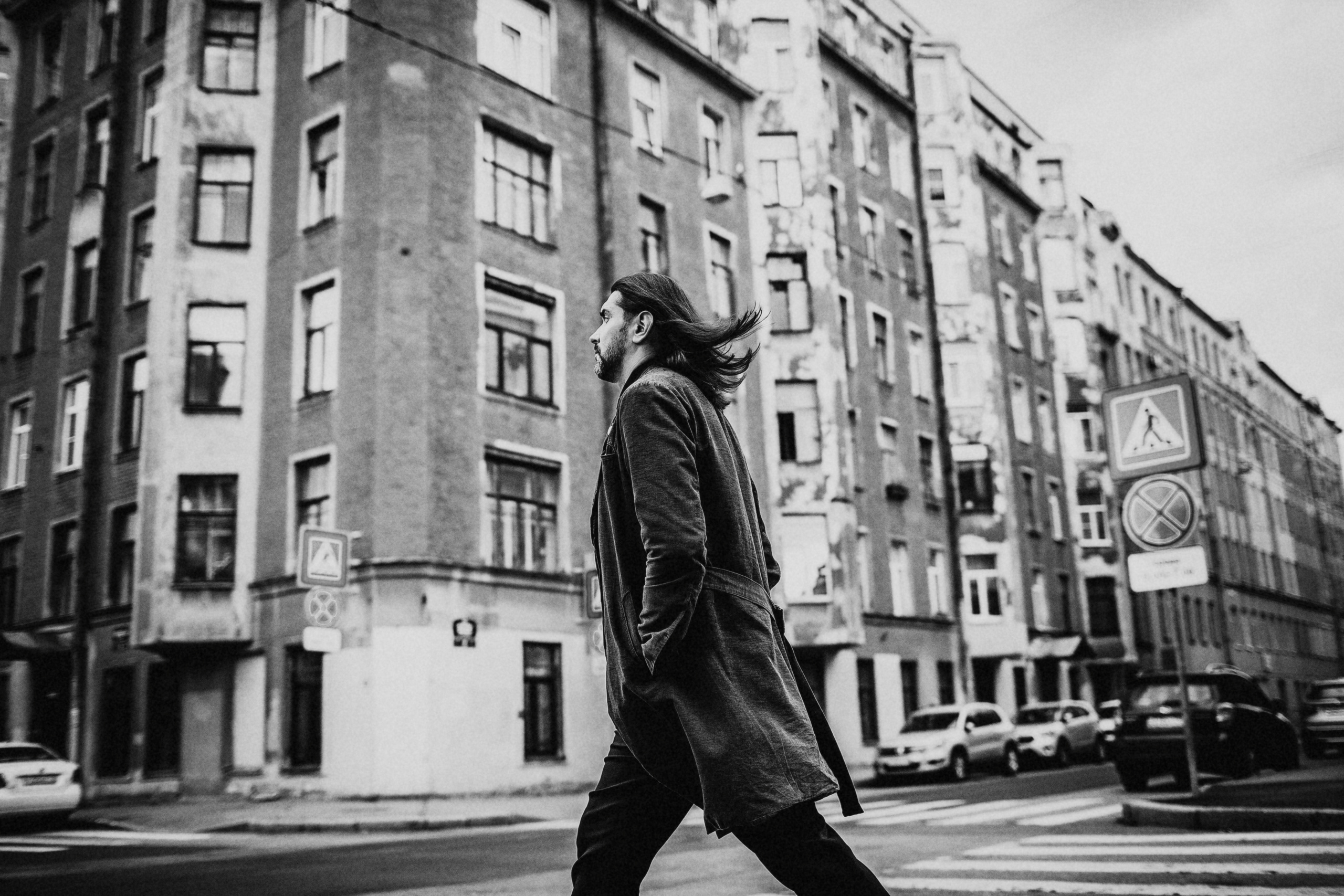 мужчина быстрым шагом переходит дорогу