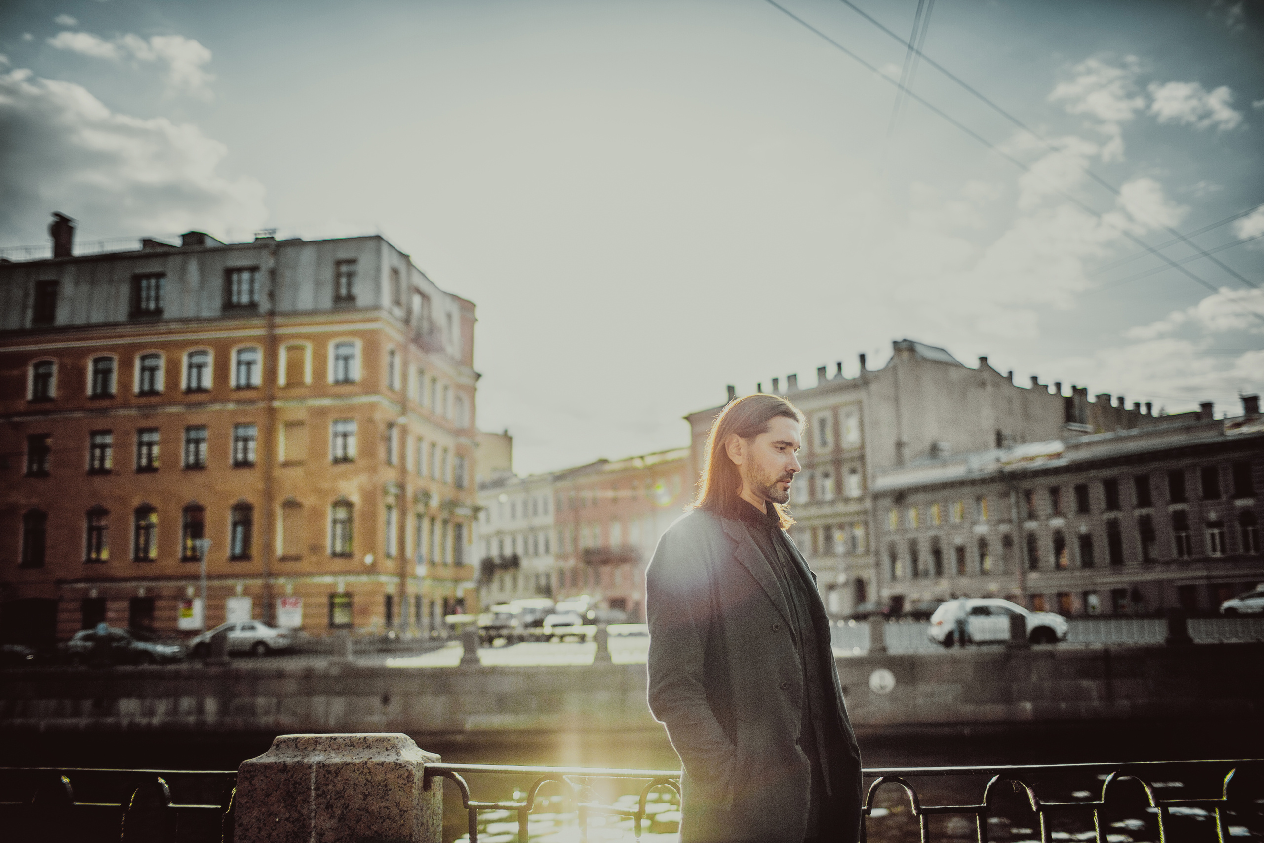 грустный мужчина в солнечных бликах на набережной канала Грибоедова