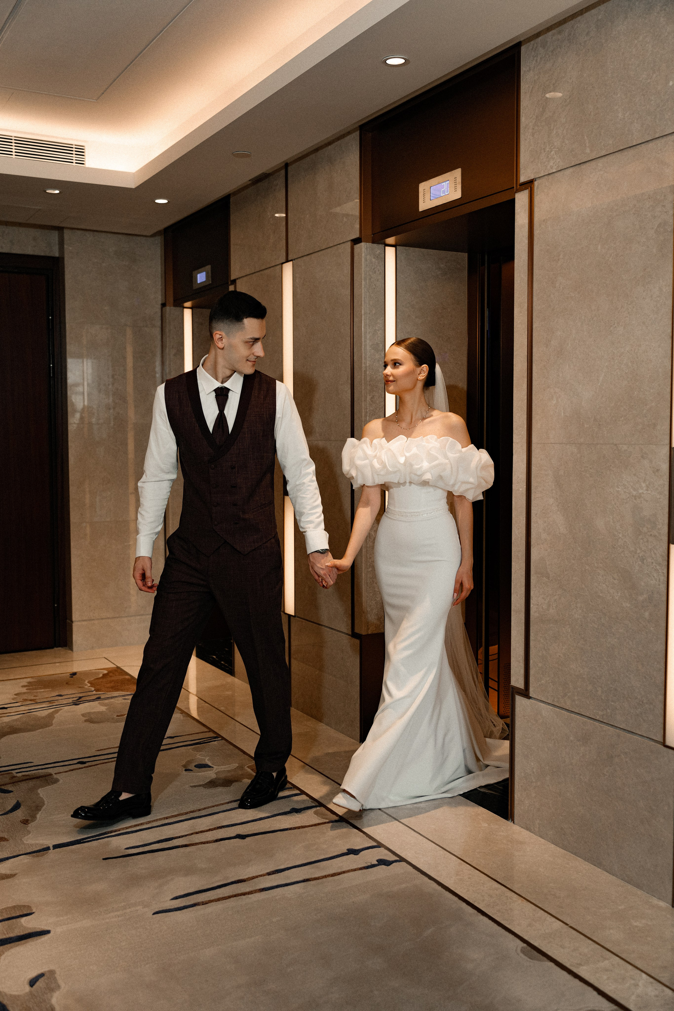 Свадебная фотосессия в Бутырском ЗАГС (Дворец Бракосочетания № 4) и прогулка в отеле Solux (Солюкс)