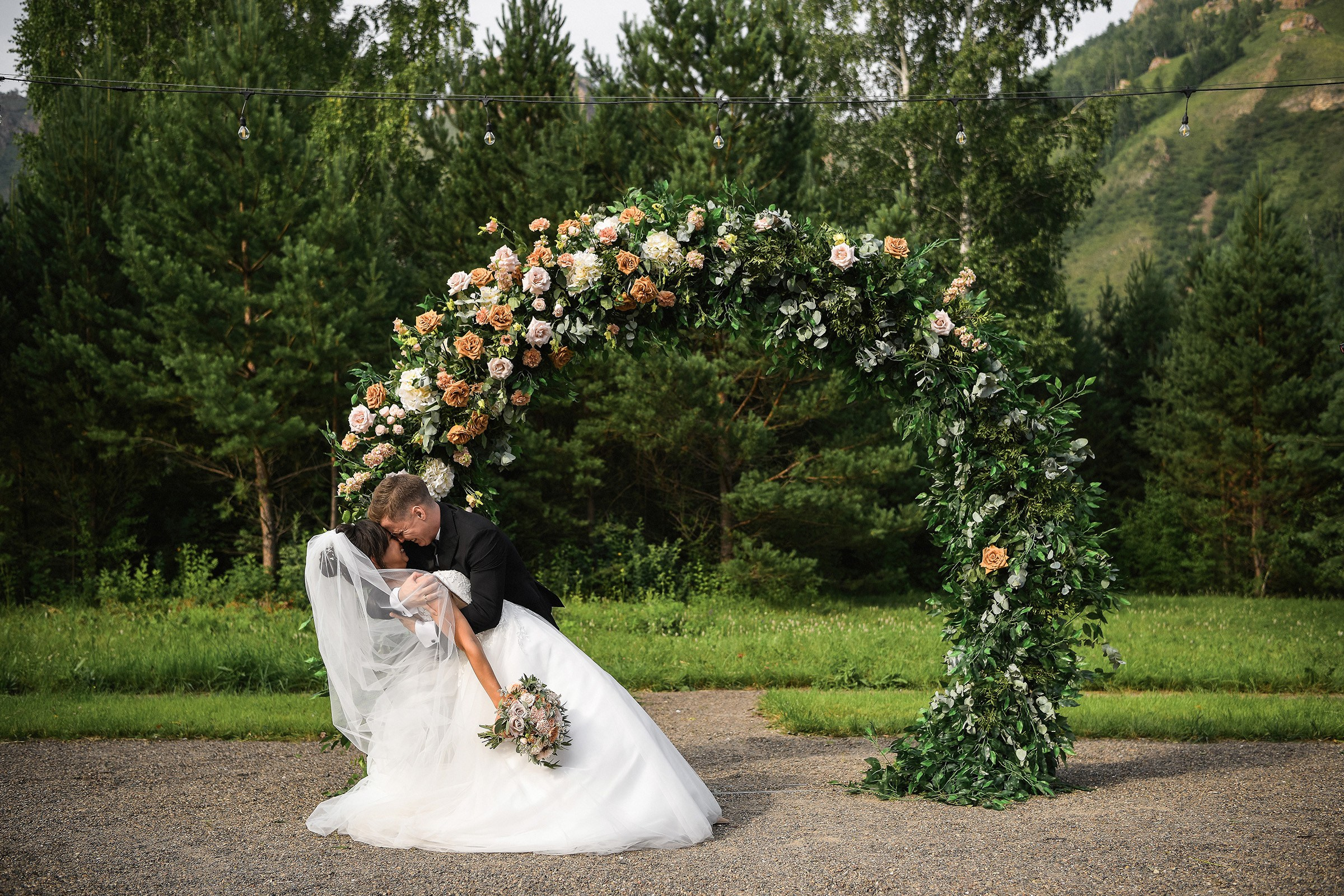 🌄 Демьян и Катя — свадьба в нацпарке "Столбы" | Веселый банкет и эпичные фото на скалах. 📸 Свадебный и семейный фотограф в Красноярске Тихомиров Евгений | 17 лет опыта | 800+ свадеб