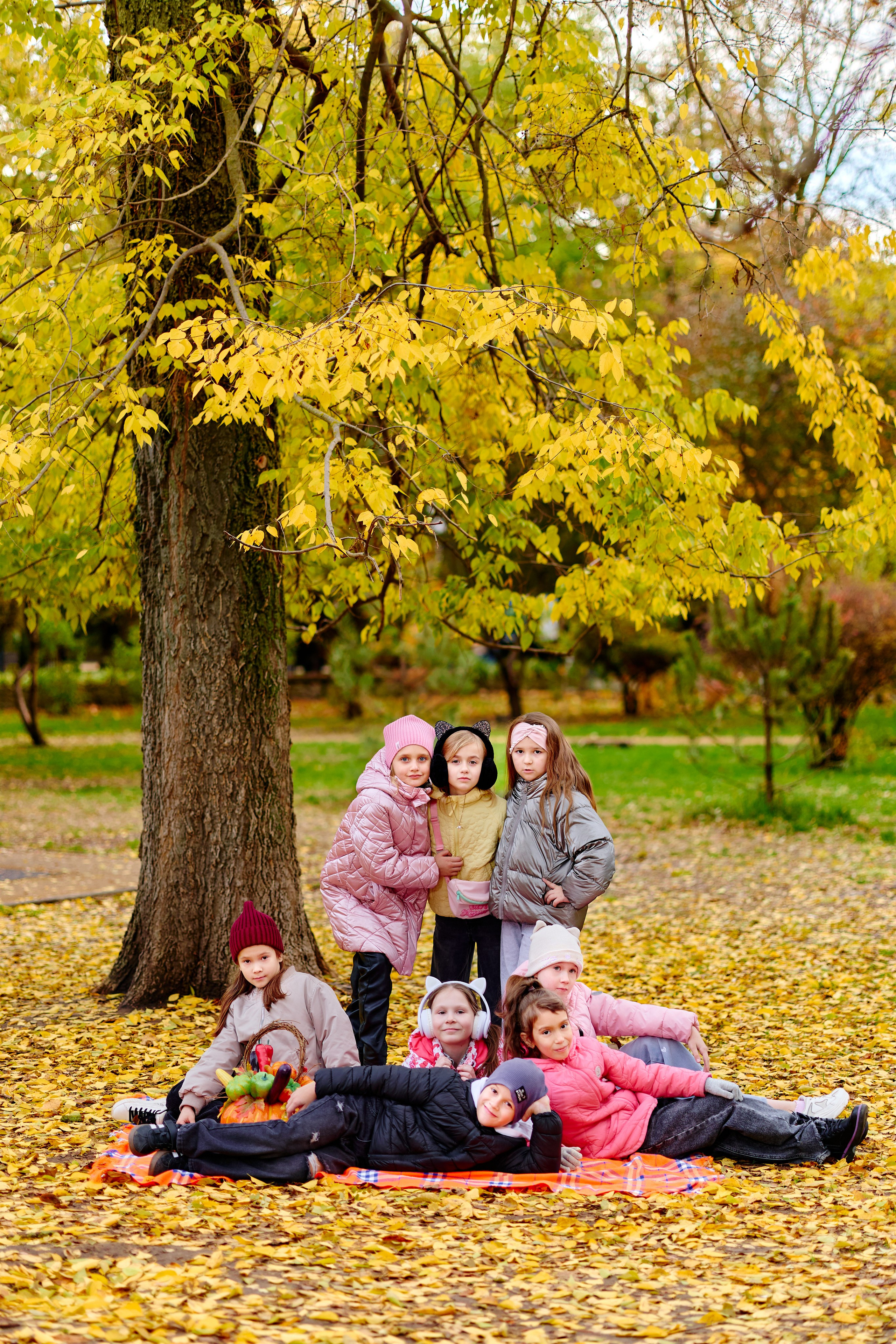 Прогулка в парке классом. Фотограф Выпускные альбомы Таганрог Сергей Коробченко