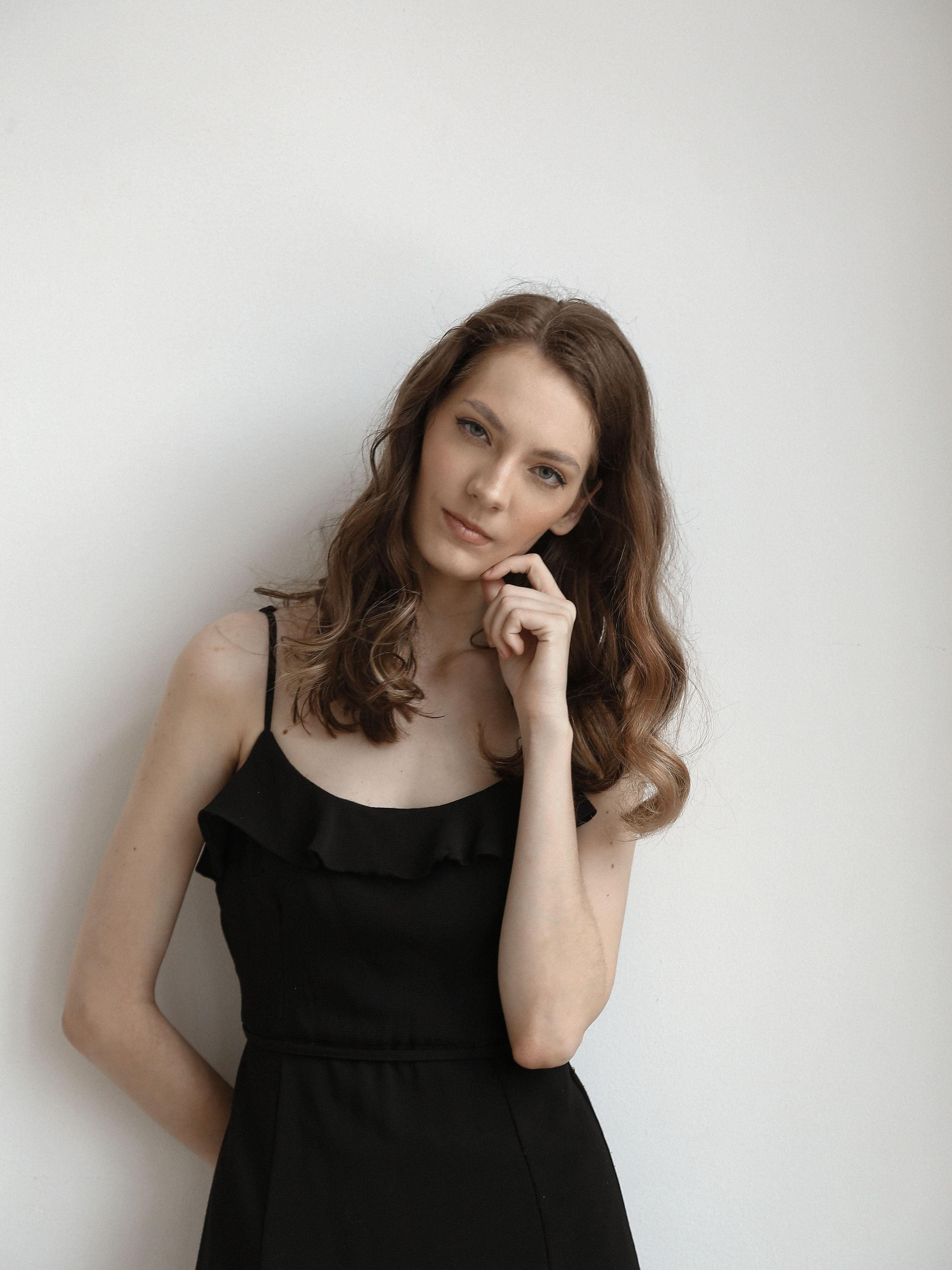 модельные тесты, fashion фотография, модель, фотограф, черный платье, белый фон, минимализм, модельное агентство, портфолио модели, модельный бизнес, fashion портрет, beauty фотография, естественная красота, modeling tests, fashion photography, model, photographer, black dress, white background, minimalism, modeling agency, model portfolio, modeling business, fashion portrait, beauty photography, natural beauty