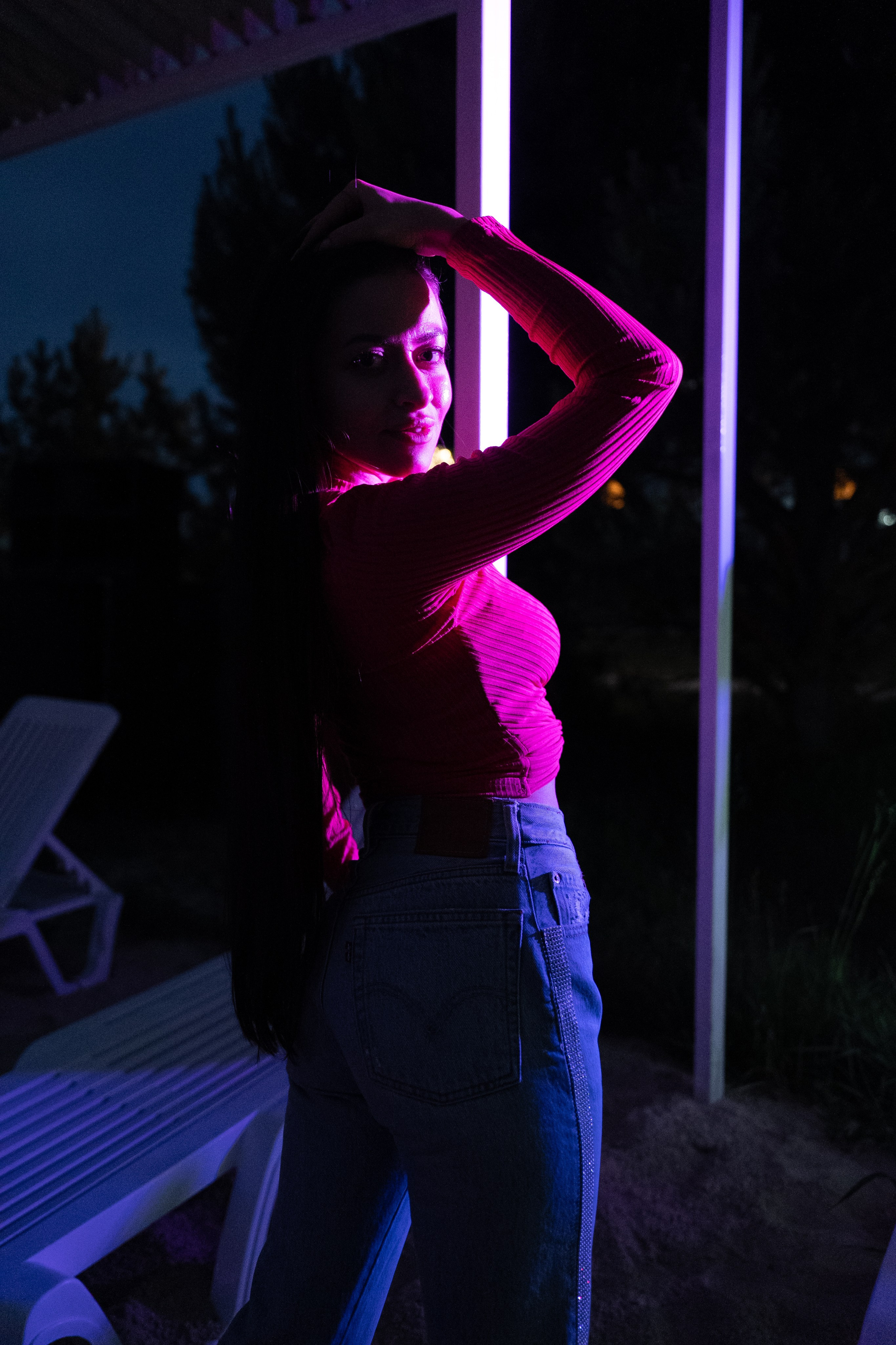 Девушка танцует ночью на вечеринке, клубный свет, темный фон