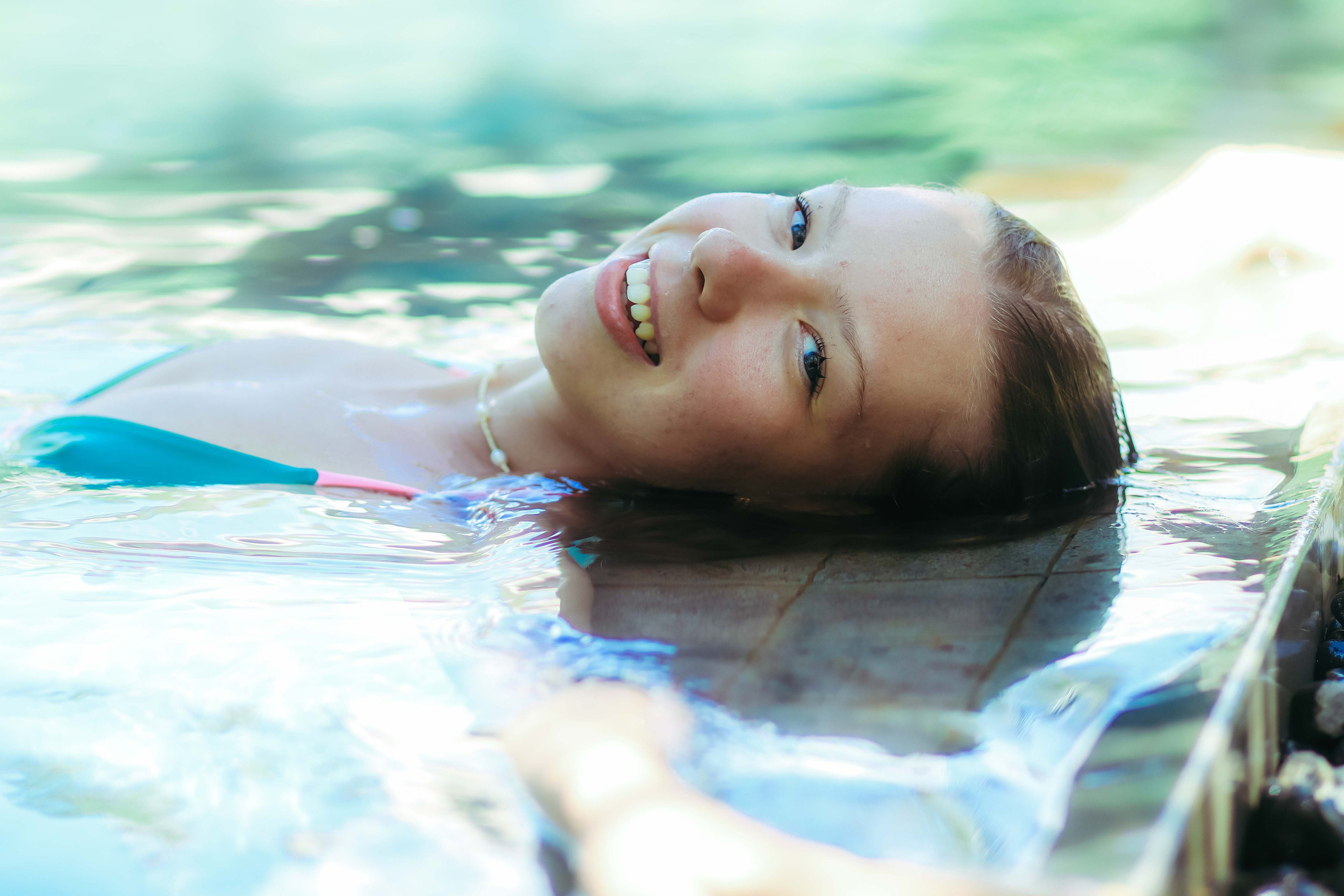 Эстетичная ню-фотосессия у бассейна в вилле Nirbana (Ахангама) | Яркие кадры с водой. Фотограф на Шри-Ланке