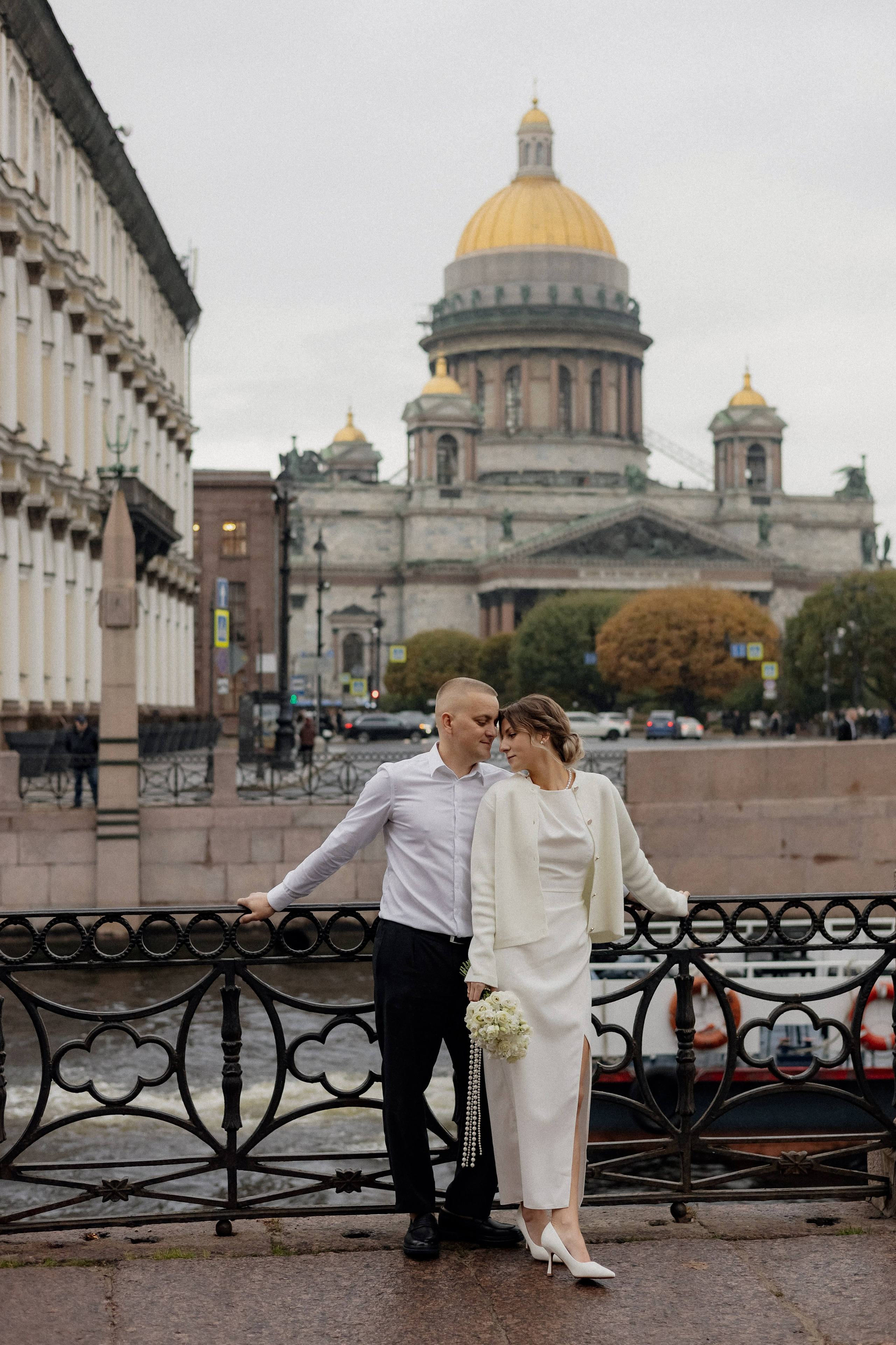 Свадебная прогулка у Исаакия. Свадебный фотограф в Санкт-Петербурге Ксения Кобышева