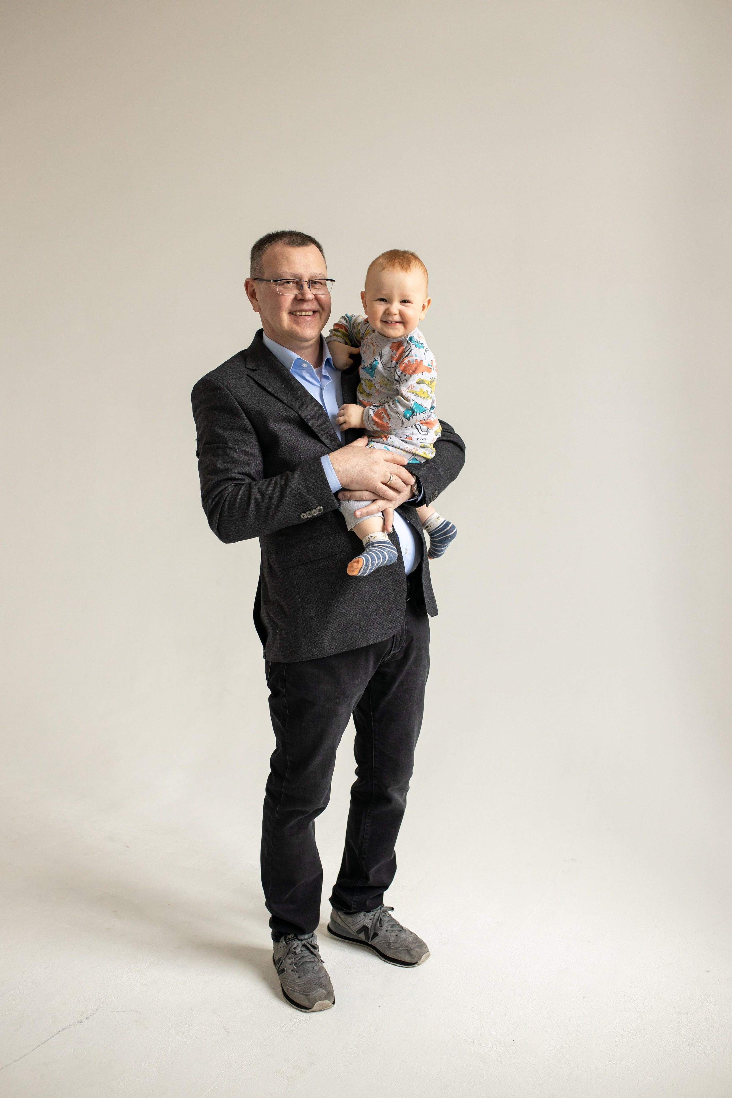 Семейная фотосессия на циклораме с естественным светом. Фотограф в Железнодорожном и Балашихе