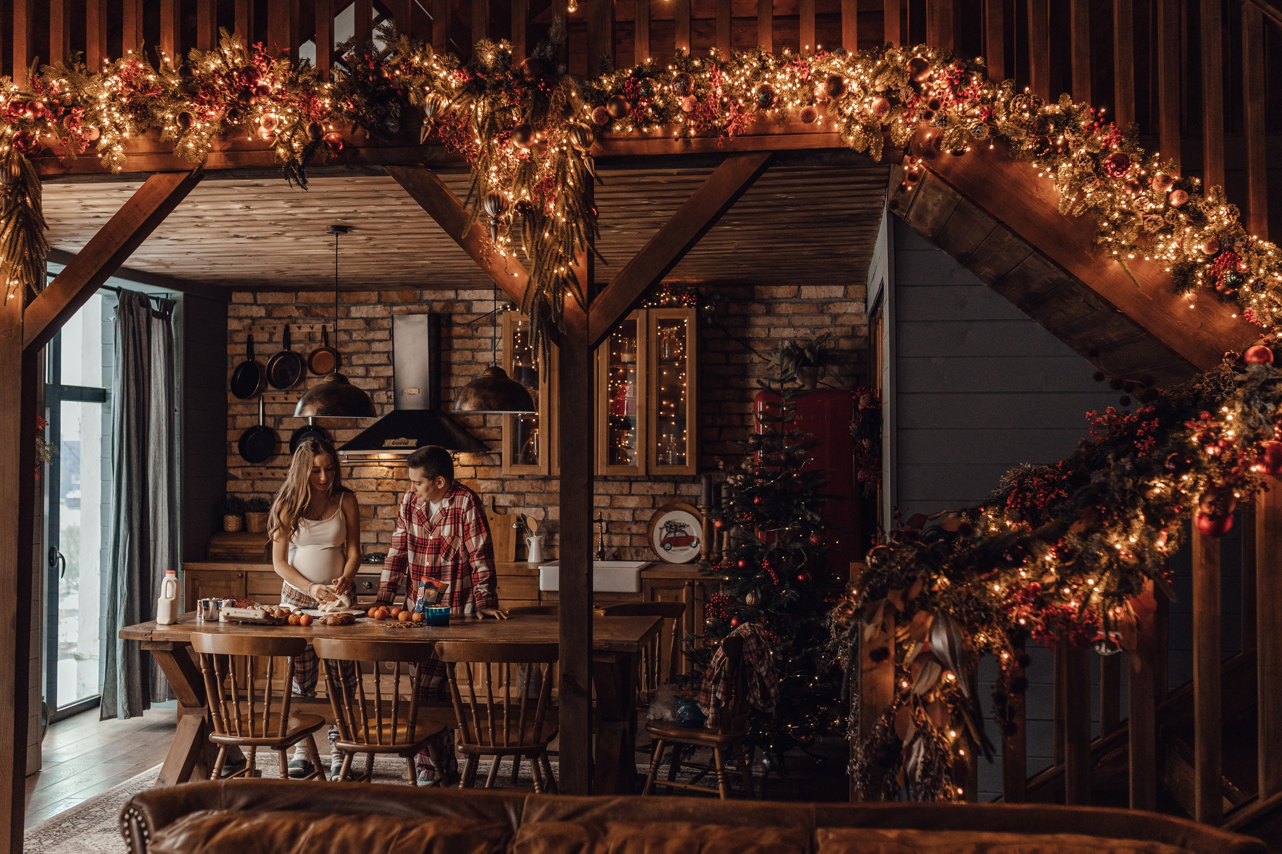 новогодняя фотосессия на кухне с мукой и тестом в студии мимика шале