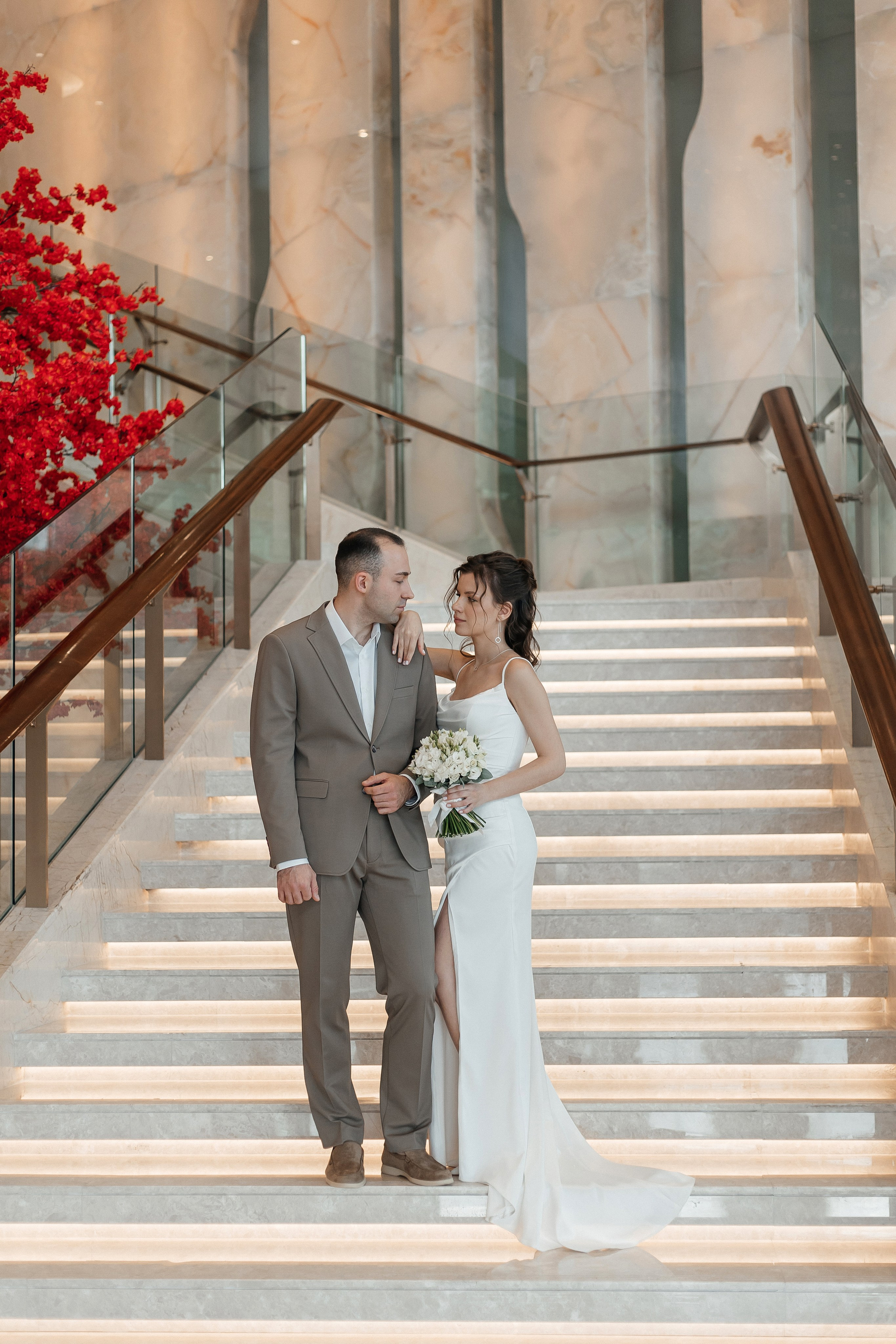 Свадебная фотосессия на лестнице отеля Soluxe Hotel Moscow