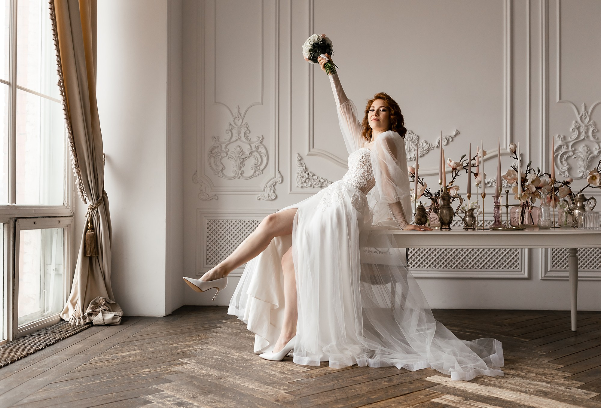 Невеста поднимает букет вверх