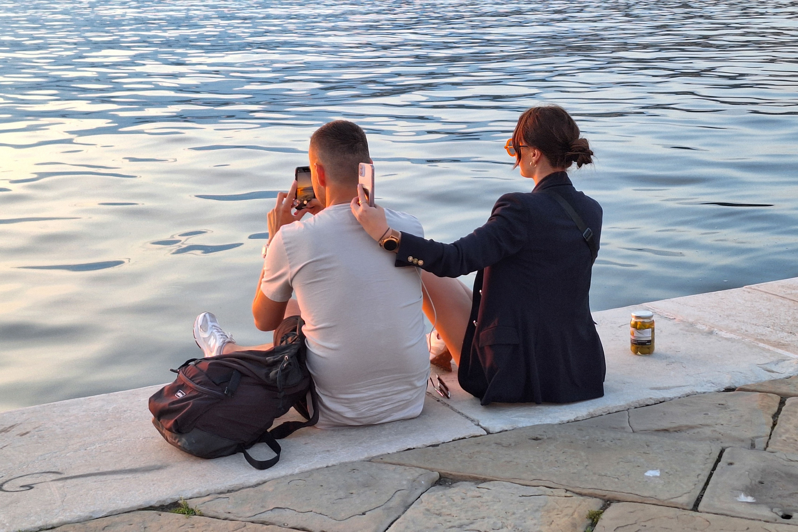 Uomini e telefoni. Fotografo Alina Imanbaeva Trieste e FVG