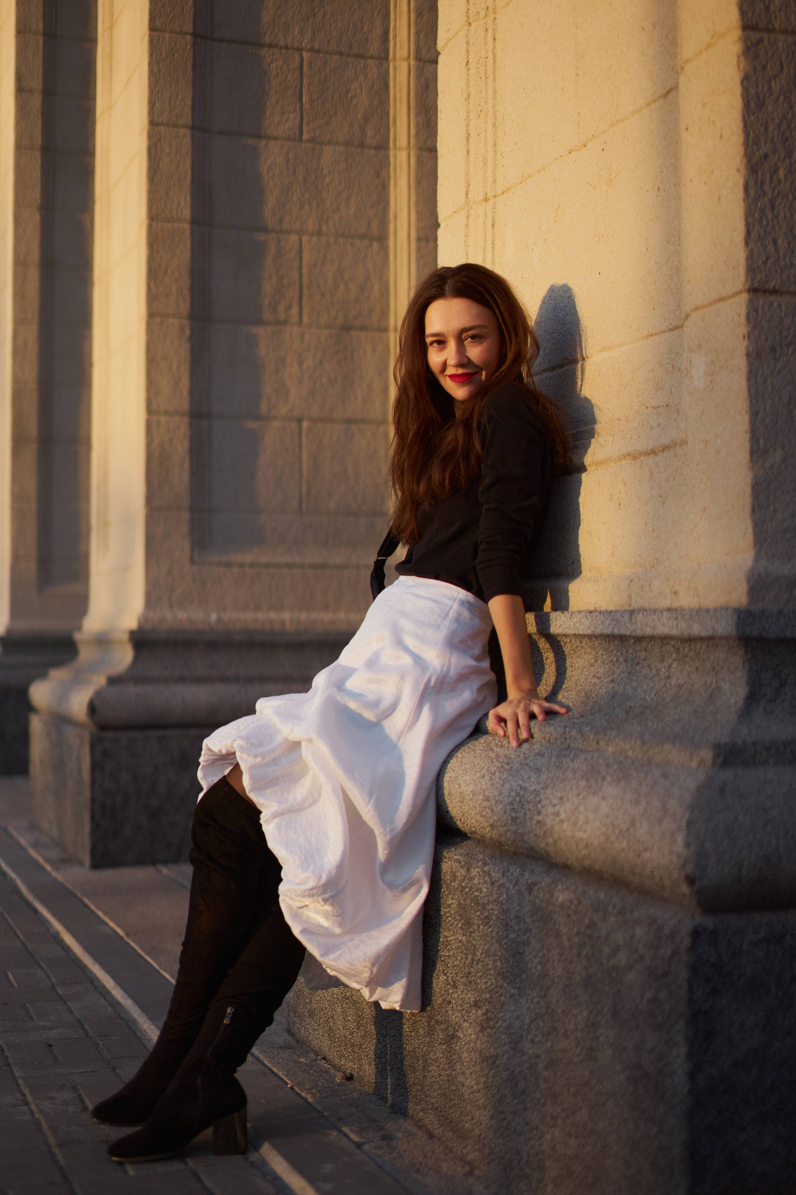 Осенняя фотосессия возле театра для Татьяны. Репортажный и женский фотограф в Новосибирске