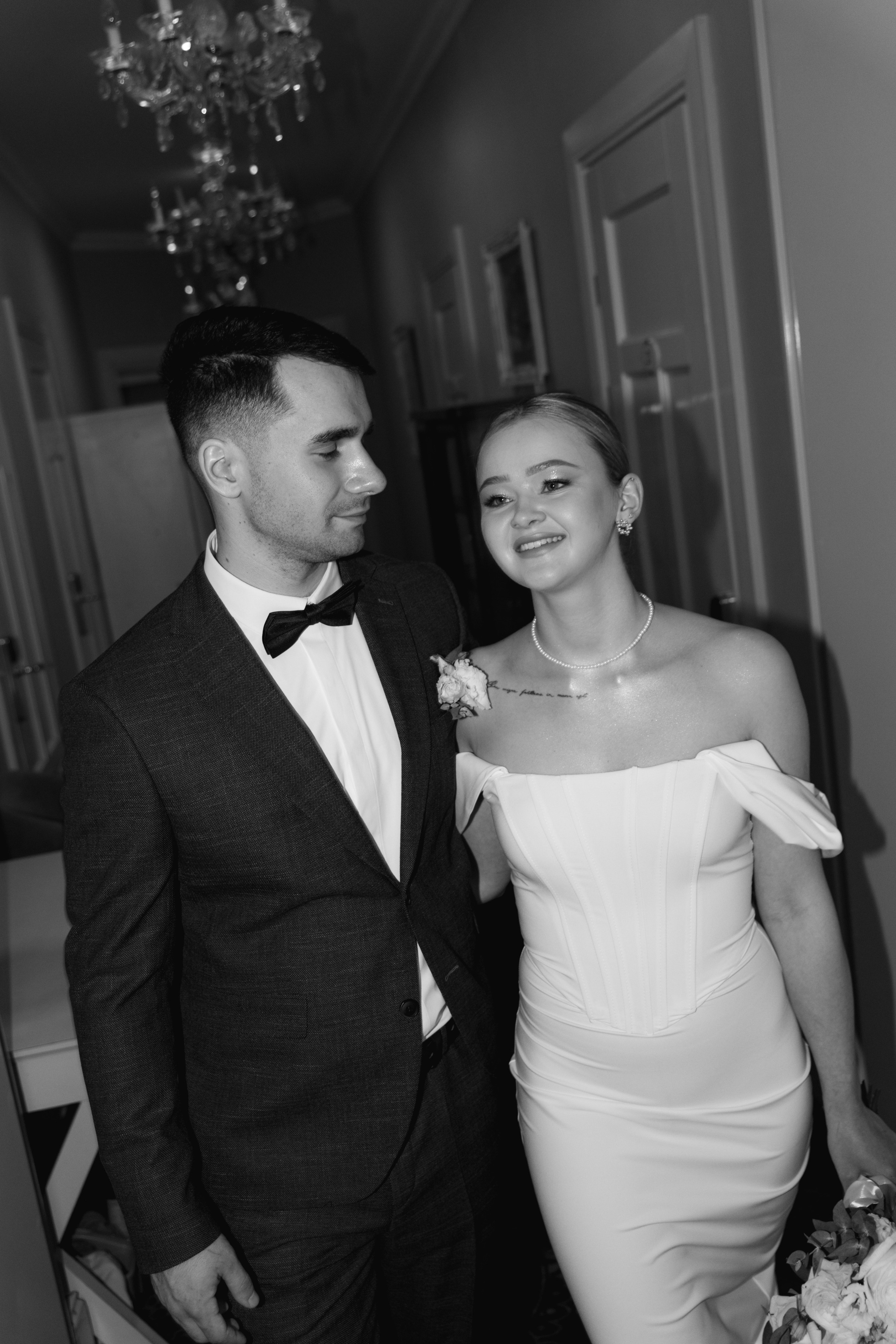 Свадебная фотосессия в отеле Чайковский г. Калининград. Свадебный фотограф Калининград