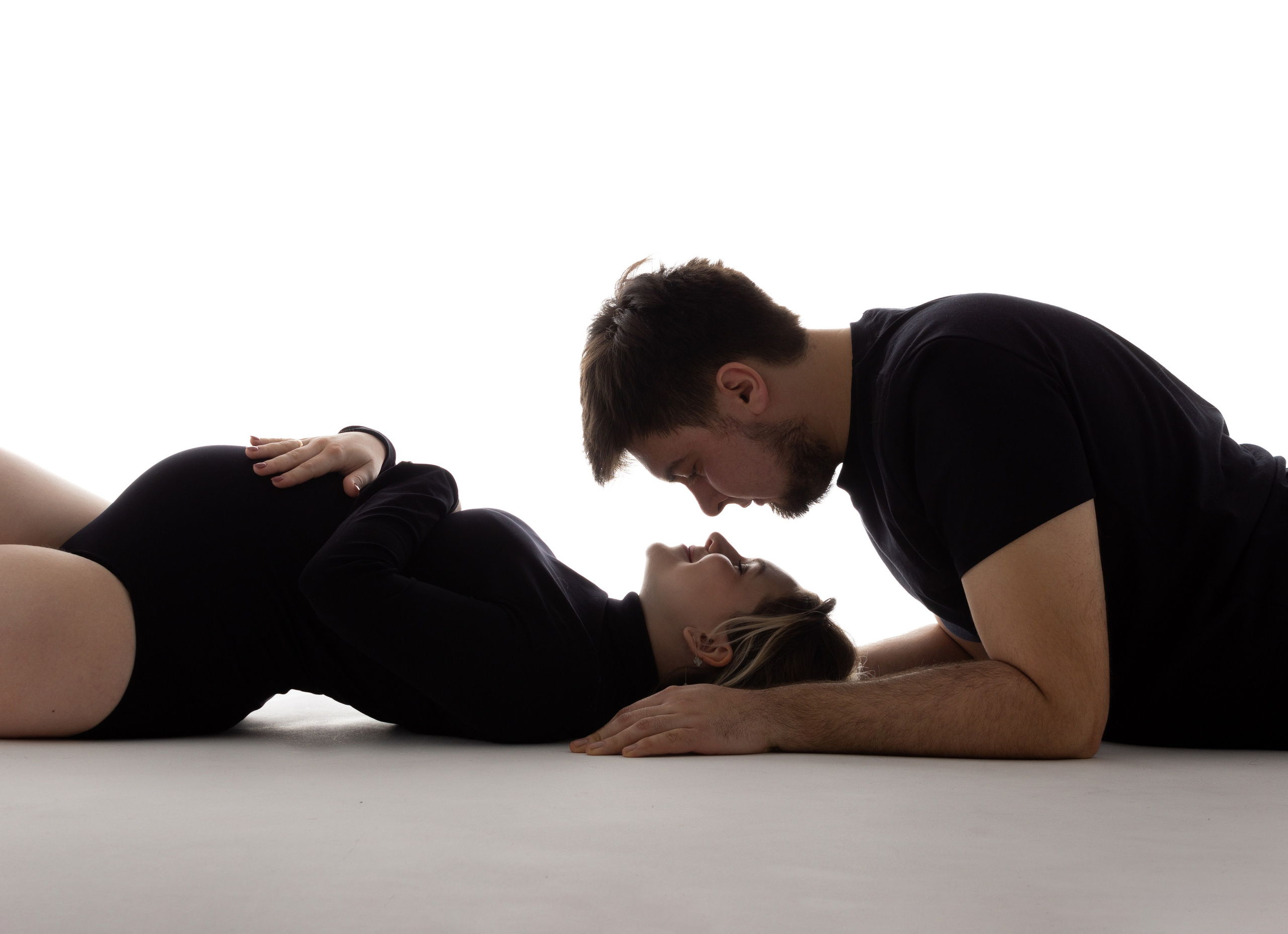 Совместная фотосессия беременности, беременная девушка с супругом. Фотограф беременности в Тюмени Любовь Докучаева