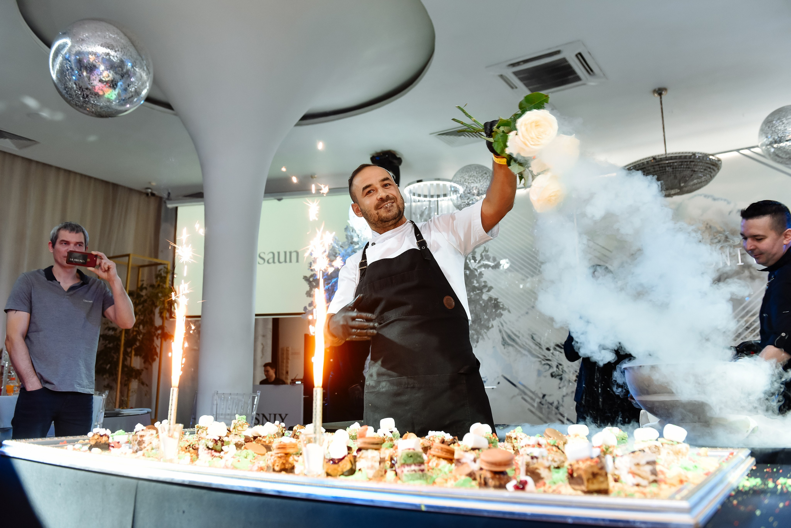 Новогодний корпоратив в ресторане Nebesa. Анастасия Петрович фотограф, фотокорреспондент в Москве и Санкт-Петербурге. Фотосъёмка репортажа, мероприятия, корпоративная съёмка, контент