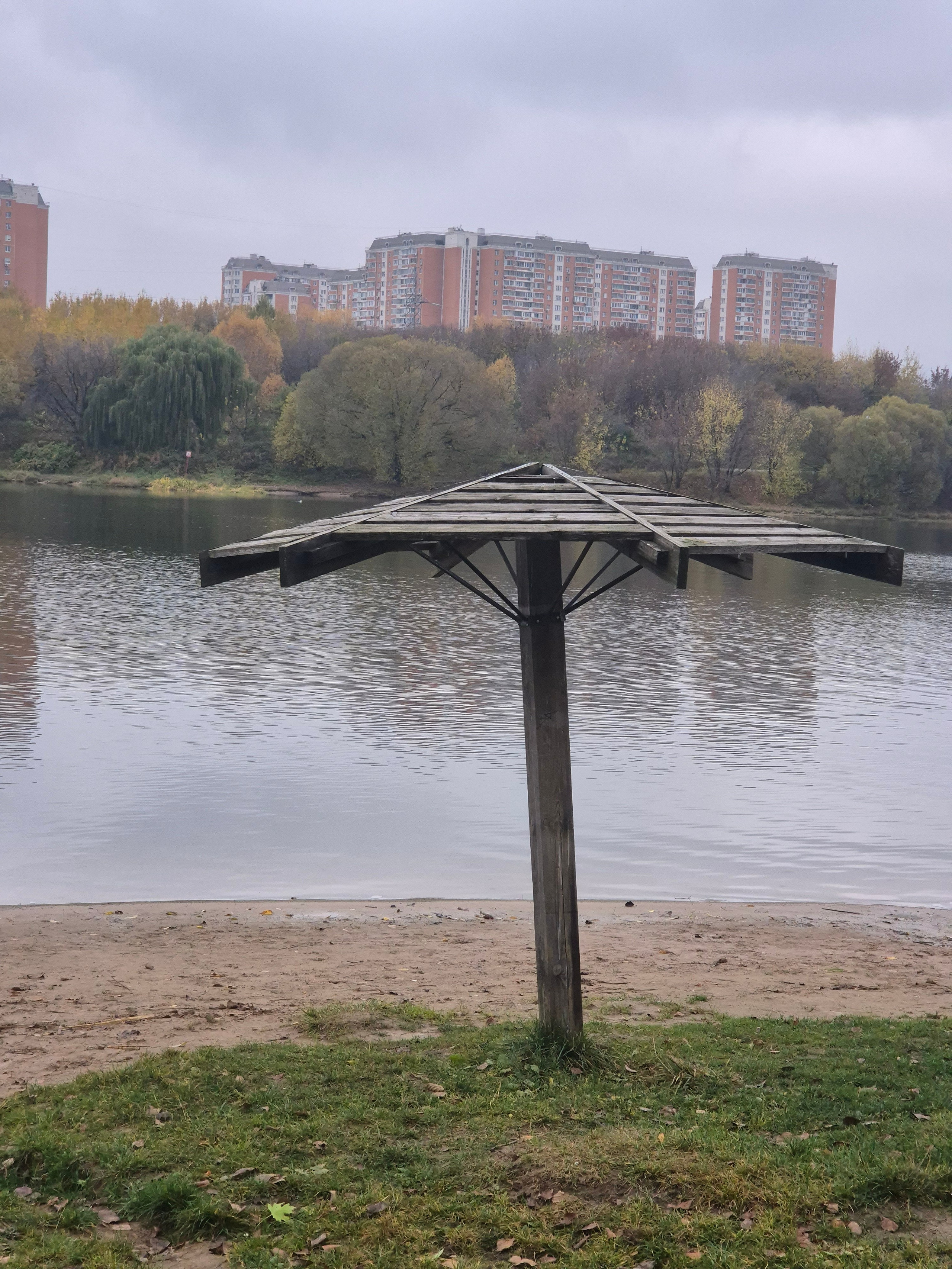 Сколь много воспоминаний хранит пляжный зонтик в эти осенние дни